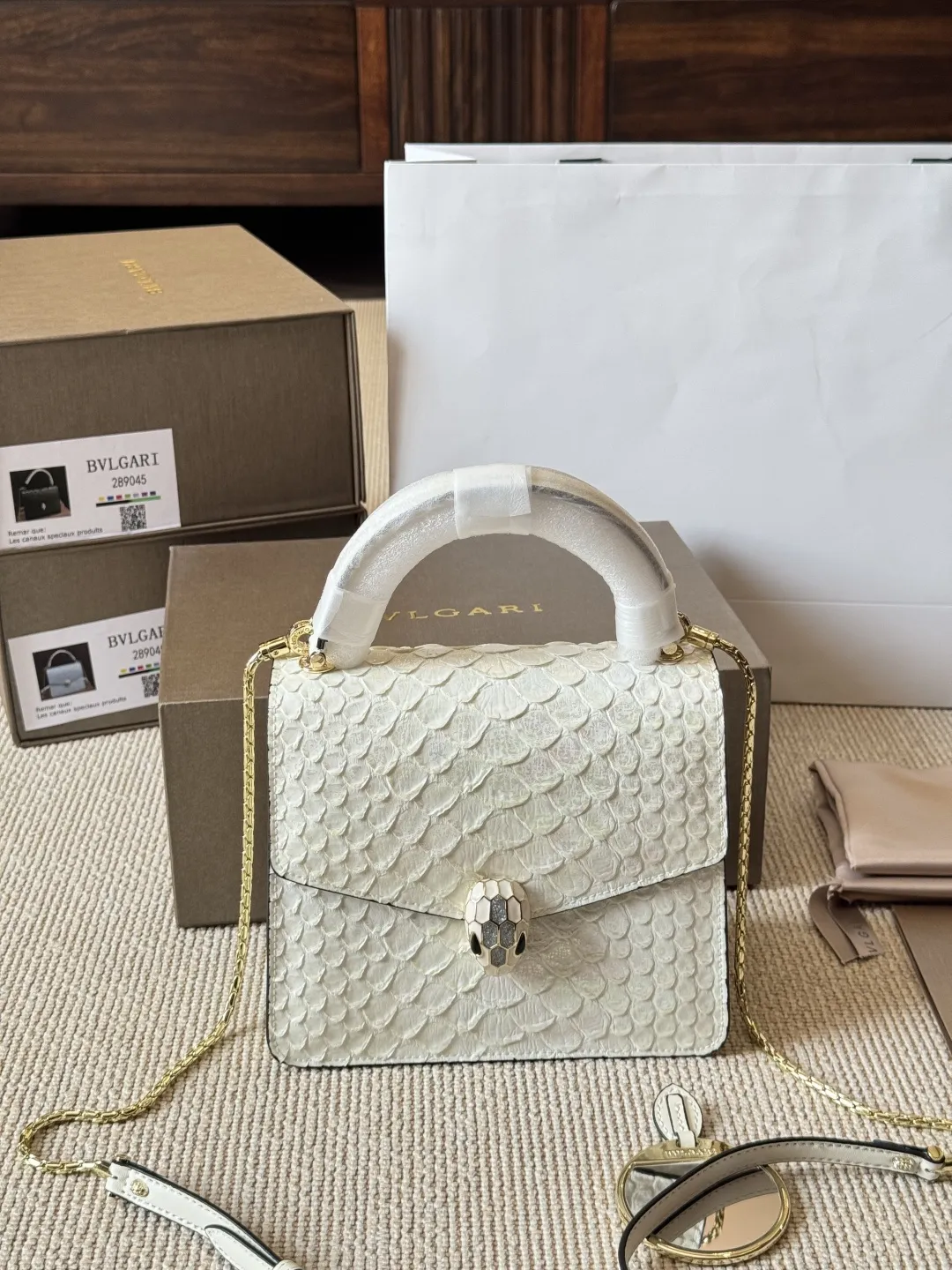 顶级原单 纯牛皮 p285 宝格丽Bvlgari 神仙合作款 Ss24限定系列 撞色新款 原版珐琅蛇头 A爆啦 原单品 Woc风琴包 内里原版隔断 [得意]可单肩可斜挎 万年不过时 专柜对版 彰显高级品味 如果女人衣柜里面没有一款宝格丽就称不上一个完美的女人❤️进口原版珐琅蛇头扣 五金扣好质感巨百搭，质量好到爆棚 版型油边超级牛[得意][得意]细节决定品质[玫瑰]尺寸：20 18cm