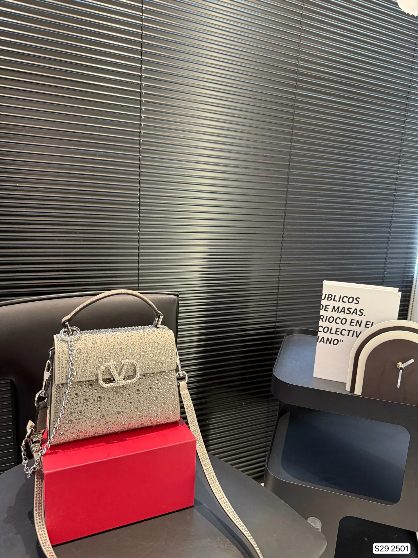 P195 配折叠盒子 valentino vsling 满钻托特包 华伦天奴一款手提包,连接肩带的话,可以作为单肩包 或斜挎包使用 包包正面的V标华伦天奴特有的标志 高级感 时髦 good #华伦天奴尺寸:19 14 货号2501