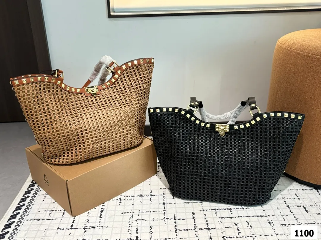 P190 Valentino 华伦天奴编织包24春夏浓浓的度假风,却也适合日常觉得这样的包包得有一个,毕竟,海浪、沙滩,没人想拒绝# 尺寸:31 29