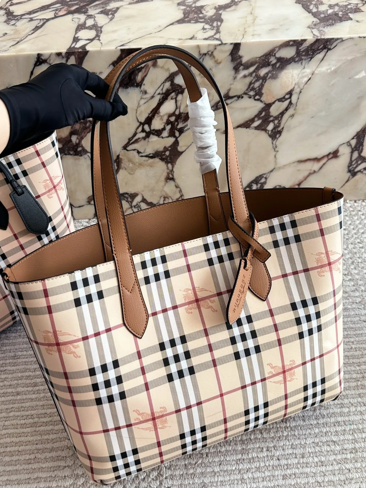 p150 Burberry巴宝莉经典款双面托特包 Burberry巴宝莉双面tote托特包,最喜欢的托特包~ 经典格纹和黑色两面都可以使用,上 身给人简约利落的感觉 一年四季都能背,百搭又耐看,最主要是非常实用~ 容量超大,短途旅行、上 班上学用来放书或者资料都OK台还可以用来当妈咪包哦 自己配个内胆东西就可以归类,方便拿东西还安全! 35cm无盒