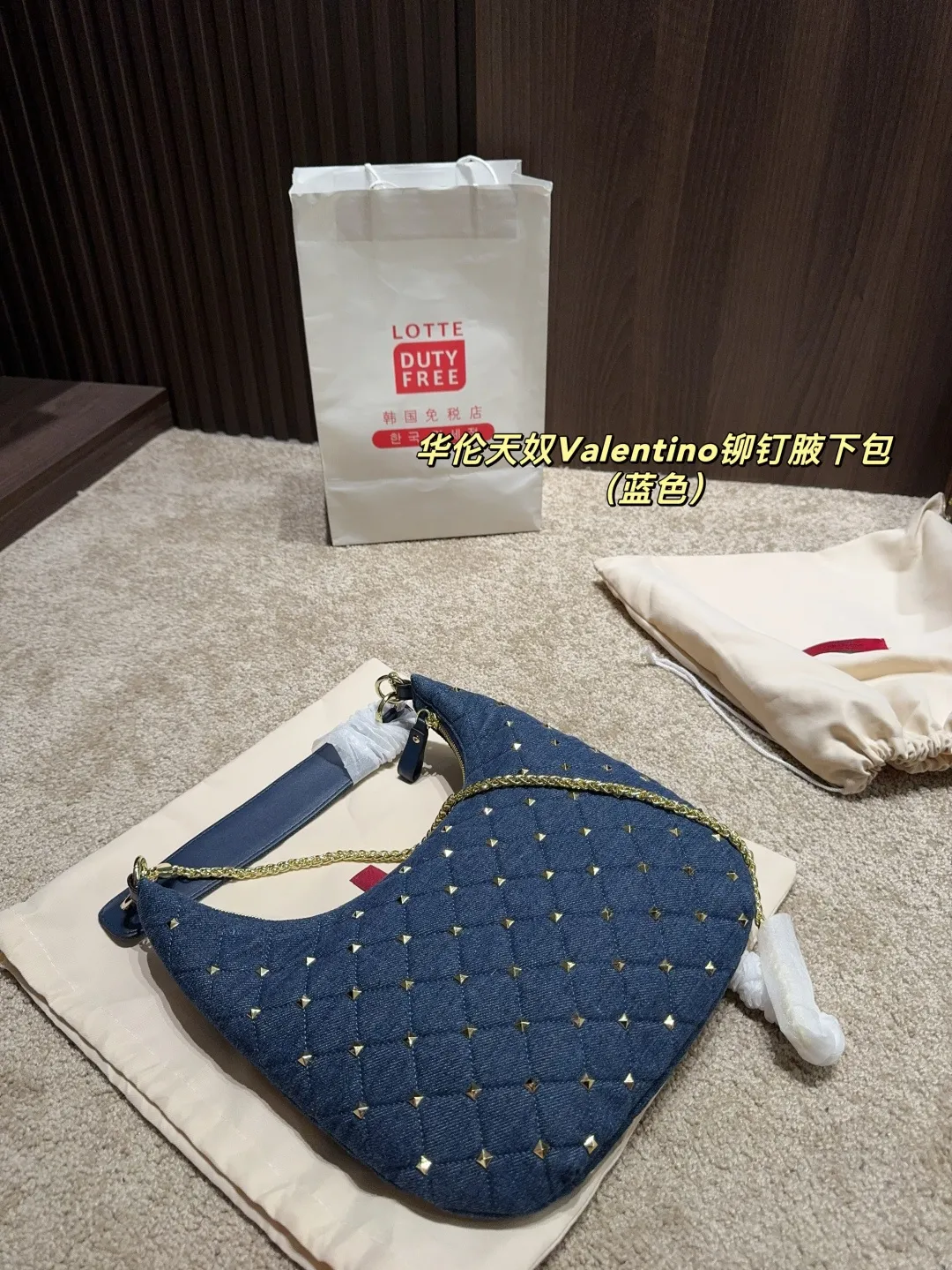 p160配折叠盒⚠️尺寸16.19 华伦天奴Valentino铆钉腋下包 超经典的华伦天奴铆钉包，永不过时的时尚单品！💖每一款都超美，经典百搭，时尚度满分～✨