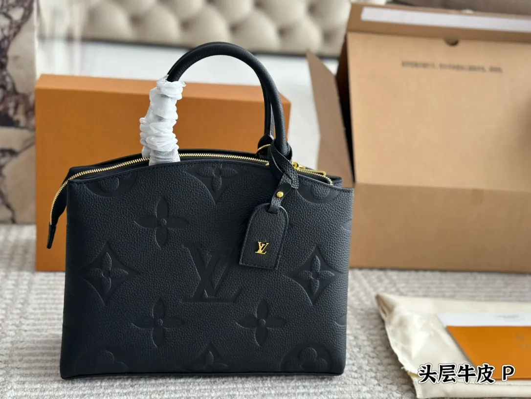 p220 全套包装🎁 这款是2021年的新款但是是经典老花,是国庆才上 新的款式。Petit Palais Tote包取材Monogram帆布,搭配天然皮革。行李牌的挂锁精致我觉得很可爱。可以手提也可以斜挎单肩,比较实用。29cm 折叠礼盒🎁