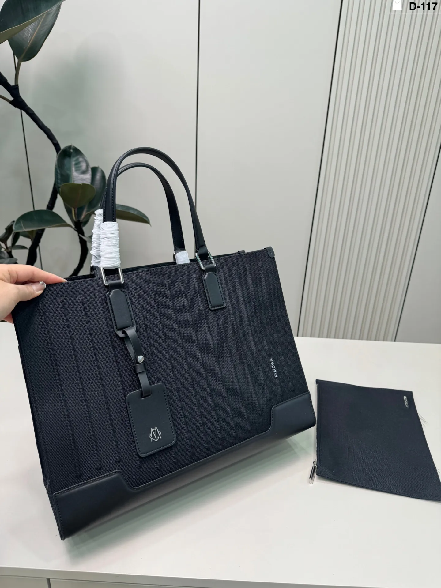 💰p265 D-117尺寸41×32 RIMOWA Never Still日默瓦托特包 简约大气,商务or休闲都能轻松驾驭。 还附可拆卸小袋,收纳超方便~