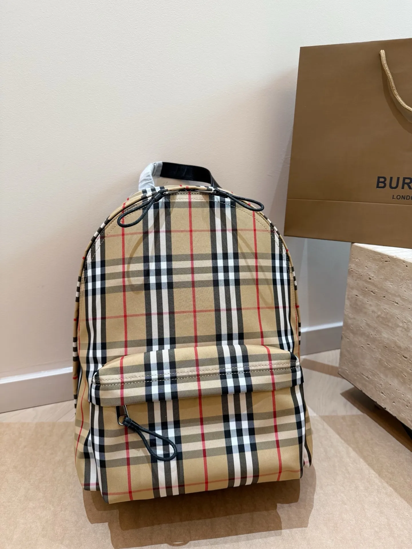 P150 每一季Bur*总要做一件爆款来提升知名度，顺便带动整个品牌的销量。今年春季，这个爆款非&ldquo;The Rucksack军旅背包&rdquo;莫属。巴宝莉双肩包🎒这款背包以标志性Burberry Trench风衣的独创面料作为灵感来源，采用与棉质嘎巴甸同为密织结构的柔韧尼龙材质制成。尺寸：28*37