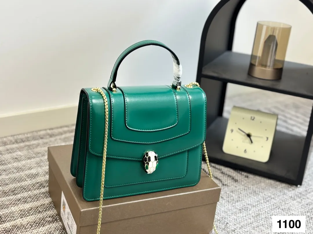 P135 礼盒🎁 宝格丽Bvlgari 神仙合作款 Ss24限定系列 撞色新款 原版珐琅蛇头 A爆啦 原单品 Woc风琴包 内里原版隔断 [得意]可单肩可斜挎 万年不过时 专柜对版 彰显高级品味 如果女人衣柜里面没有一款宝格丽就称不上一个完美的女人❤️进口原版珐琅蛇头扣 五金扣好质感巨百搭，质量好到爆棚 版型油边超级牛[得意][得意]细节决定品质[玫瑰]尺寸：23 18cm