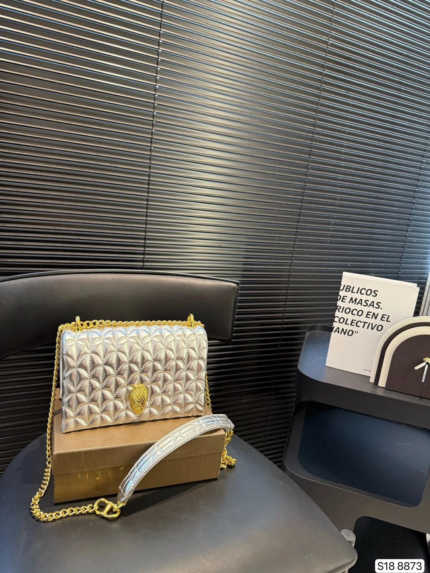 P140 配盒子 只有宝格丽可以把珠宝的精致工艺完美地展现在包包上，体现了罗马艺术灵感与珠宝工艺完美结合。包上满是罗马卡拉卡拉的马赛克图案，也就是我们通常所说的扇子。宝格丽高识别度包包，适合平时和特别场合背，又不会轻易撞包。 尺寸21 14 货号8873