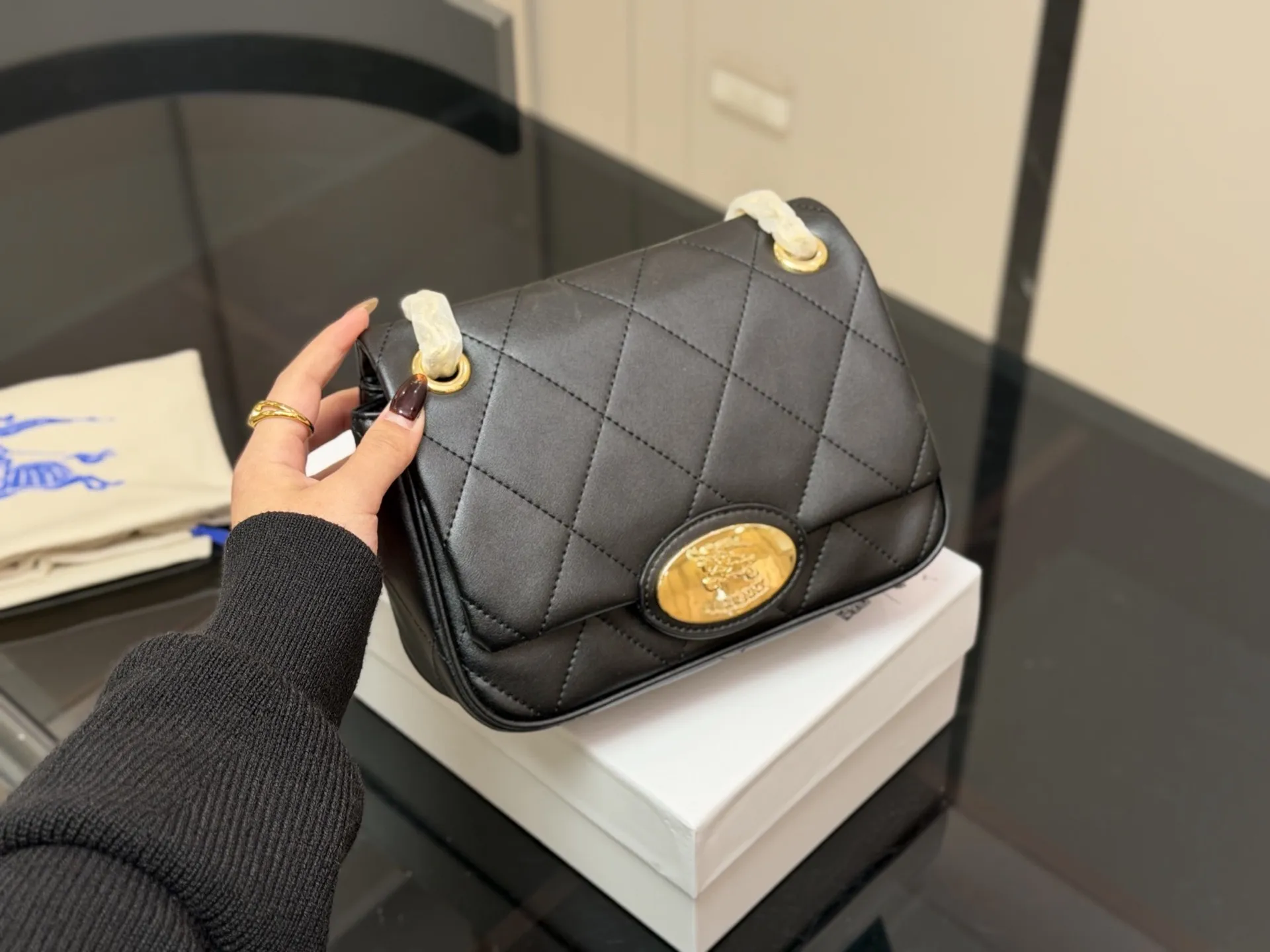 ¥190 配盒 size:23*17cm 巴宝莉Lola 新品链条包 皮质加上珩缝工艺 写满了高级! 和我的基础款怎么搭都好看!