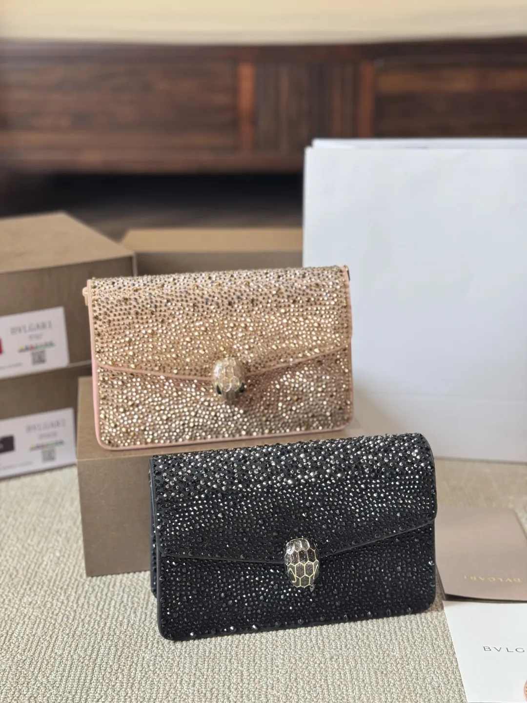 顶级原单 纯牛皮 p245 宝格丽Bvlgari 神仙合作款 Ss25限定系列 撞色新款 原版珐琅蛇头 A爆啦 原单品 Woc风琴包 内里原版隔断 [得意]可单肩可斜挎 万年不过时 专柜对版 彰显高级品味 如果女人衣柜里面没有一款宝格丽就称不上一个完美的女人❤️进口原版珐琅蛇头扣 五金扣好质感巨百搭，质量好到爆棚 版型油边超级牛[得意][得意]细节决定品质[玫瑰]尺寸：20 16cm