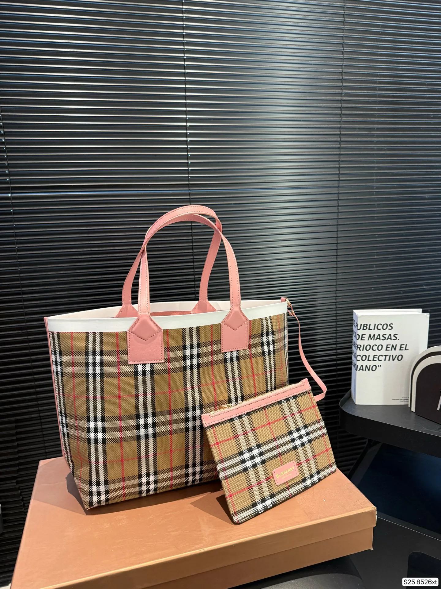 P175 配盒子Burberry 经典格纹包包 这样的经典格纹，就算没有logo，也能够一眼辨别出来它是Burberry！ 高级感真是无法拒绝 超大容量的托特包耐用又能装～ 尺寸34 29 货号8526