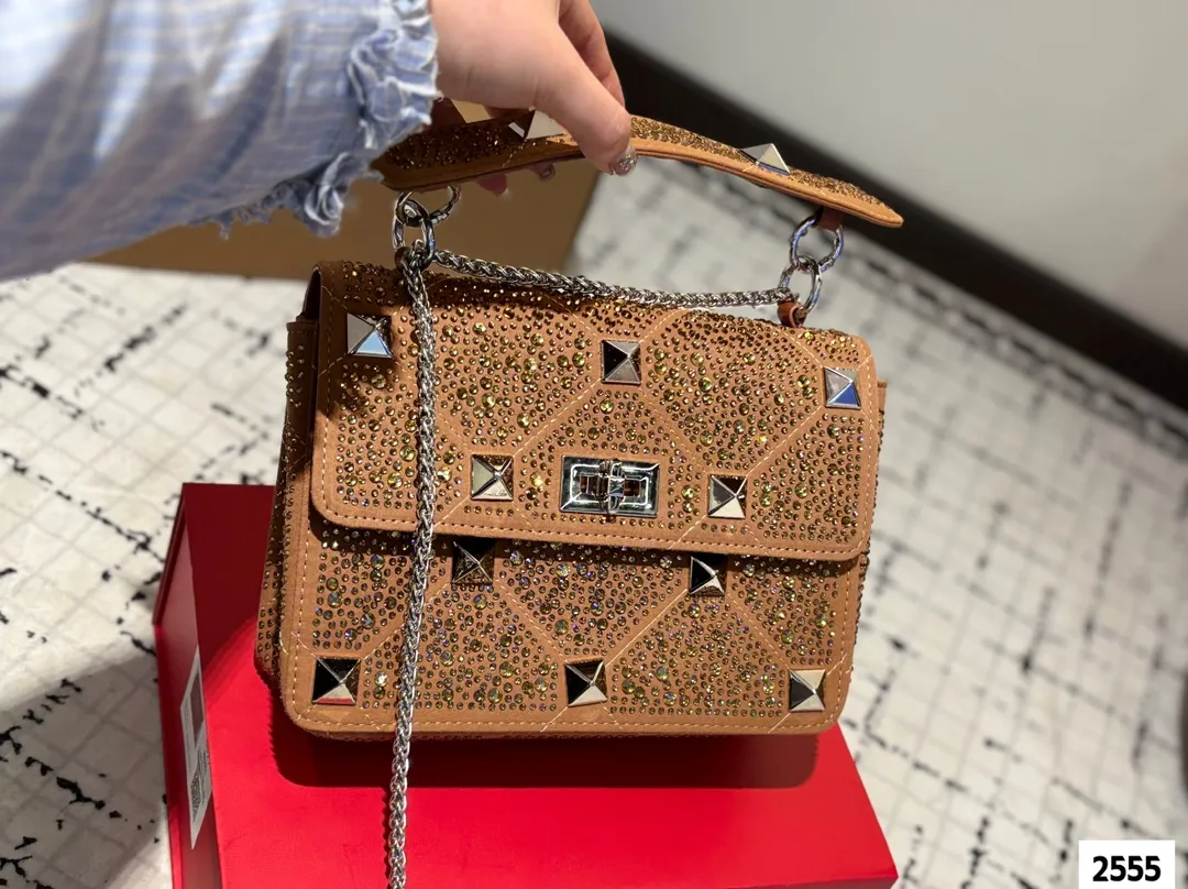 P210 （礼盒包装） valentino vsling 满钻托特包 华伦天奴一款手提包，连接肩带的话，可以作为单肩包或斜挎包使用包包正面的V标华伦天奴特有的标志 高级感 时髦 good#华伦天奴尺寸：24.18