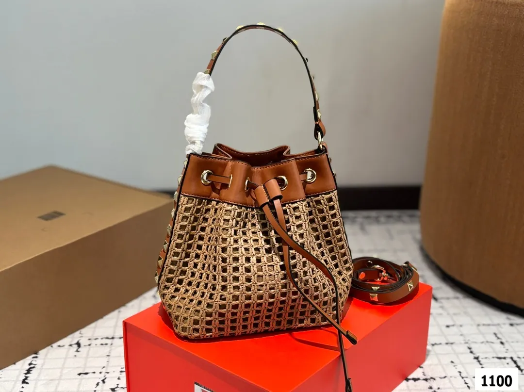 P185 配折叠盒子 Valentino 华伦天奴编织包24春夏浓浓的度假风,却也适合日常觉得这样的包包得有一个,毕竟,海浪、沙滩,没人想拒绝# 尺寸:18 20