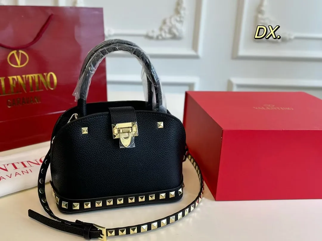 P180(折叠盒) size:21×16 VALENTINO 华伦天奴铆钉贝壳包❤️ 经典贝壳包型配有铆钉点缀✔️好 时尚的同时兼具实用手提功能! 底部铆钉装饰太高级了 细节感满🈵️ 稳重又不失酷帅风格✅