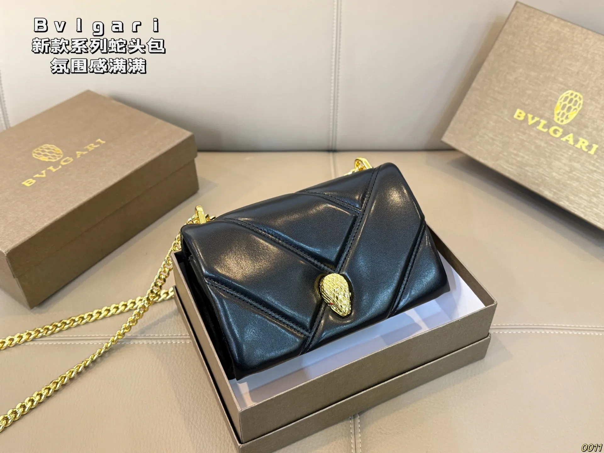 ¥140配盒 宝格丽 Bvlgari蛇头包 ⚠️顶级原单 不愧是开挂般的存在 包身轻便 百搭 给予满满的高级感 尺寸21 13