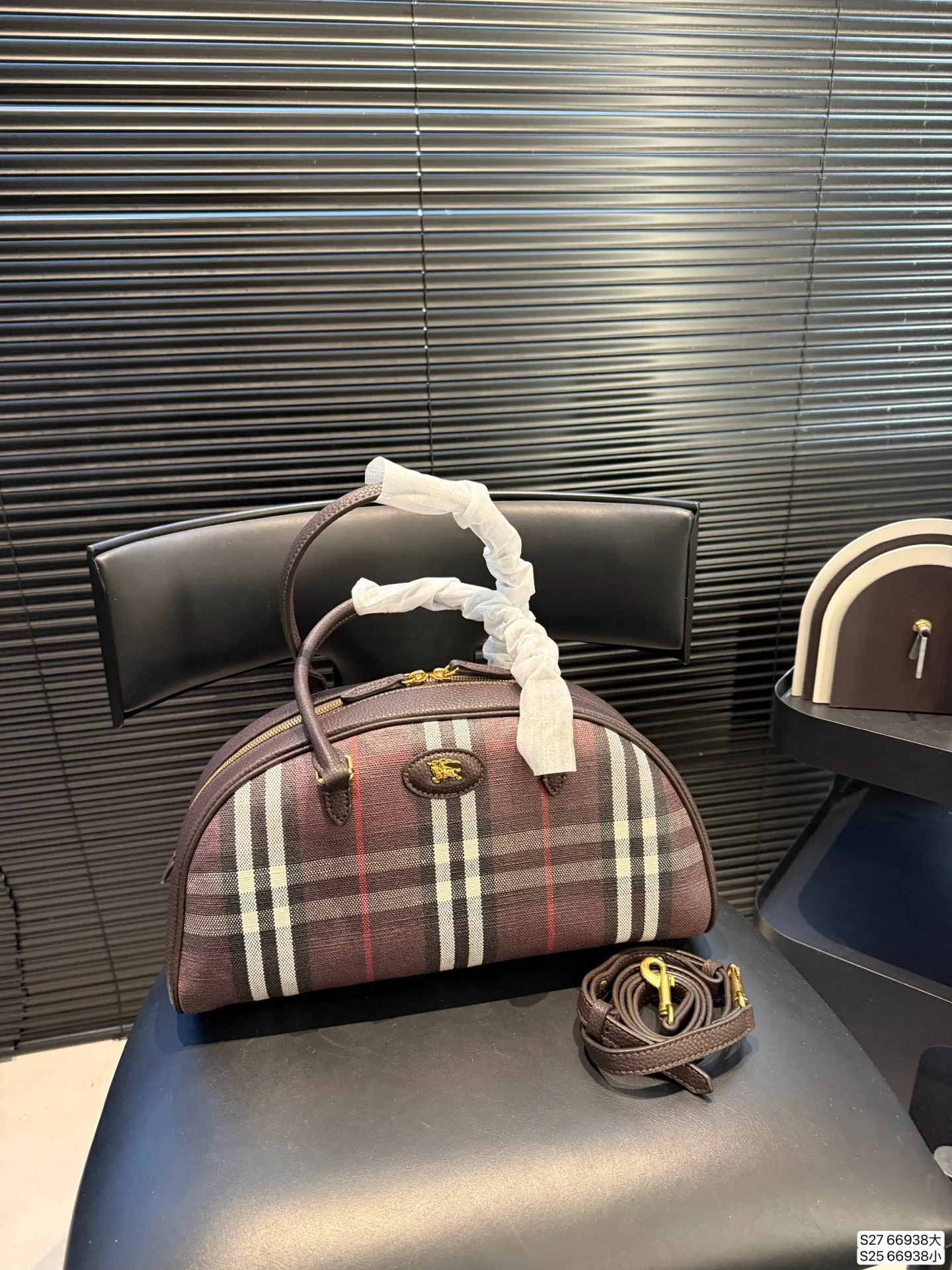 大号P185小号P175 巴宝莉一眼沦陷的复古优雅 救命！包包也太戳我心巴了吧🥰 经典的格纹元素，搭配复古的贝壳包型，真的是把优雅刻进了DNA里！ 它的容量也超棒，日常出门需要带的手机、口红、粉饼什么的，都能轻松装下。而且还有长肩带，可以手提尺寸大34 18 小19 13 货号66938