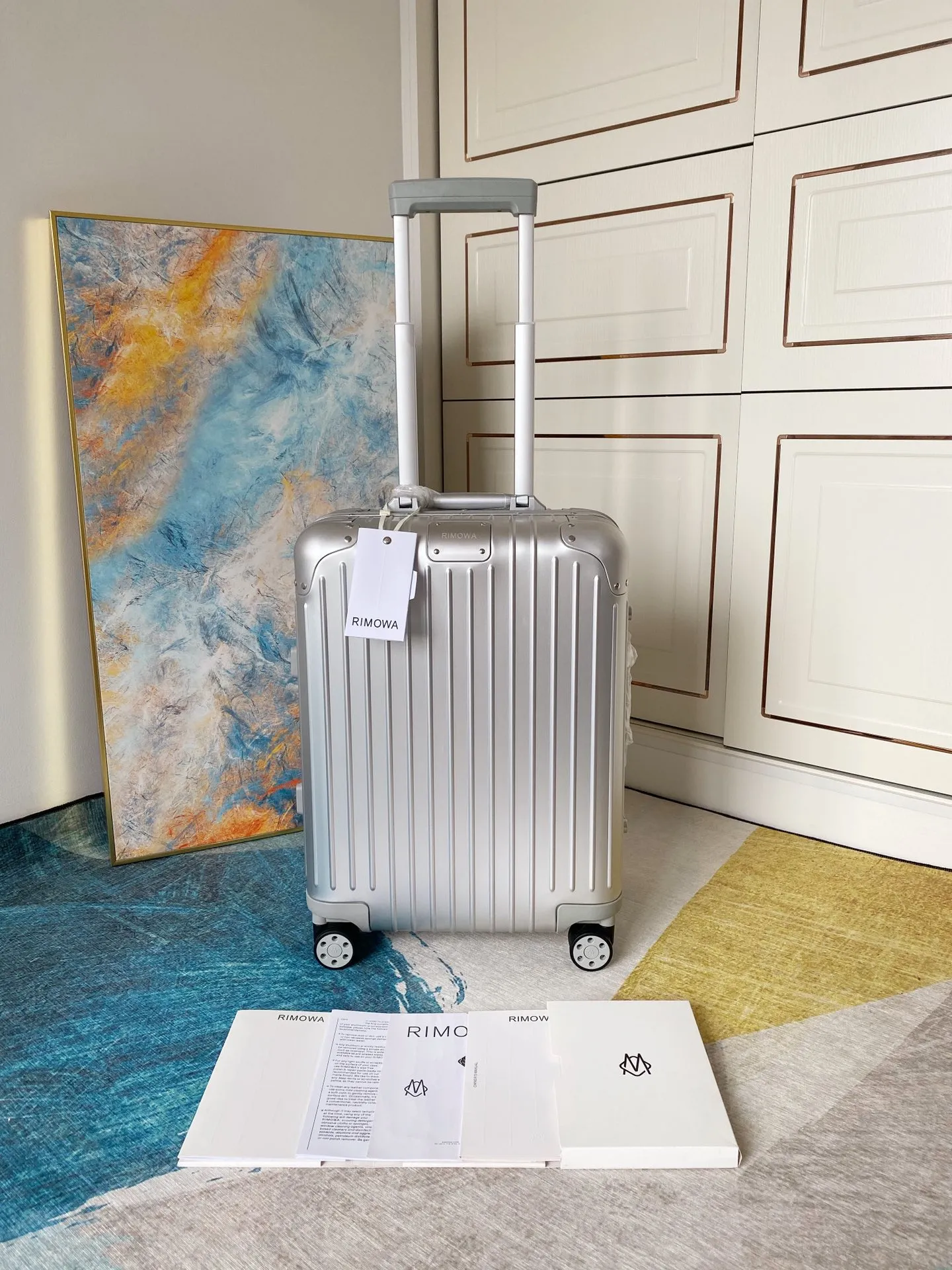 Rimowa日默瓦全铝镁合金拉箱 Original 925系列 全新顶级925系终于来啦!!高端阳极氧化铝秒杀市面一切通货!专柜随意对比👍 无可挑剔的RIMOWA Original被认为是有史以来最具标志性的行李箱设计之一。新款925 全新LOGO一体标,镁铝合金材料及顶级雕刻工艺,logo变得更大更高级 🧐从质感及视觉效果上都非常完美.线条纹理清晰.凹凸质感更强烈,内里颜色统一更替,万向轮logo也改成新的大M标志.高端阳极氧化铝经典款,经久耐用.工艺和创新都是无与伦比的典范.R家本次大动作 你get✅到了吗? ⭐️颜色:银色、黑色、钛金、 ⭐️尺寸:21-22-26-30寸