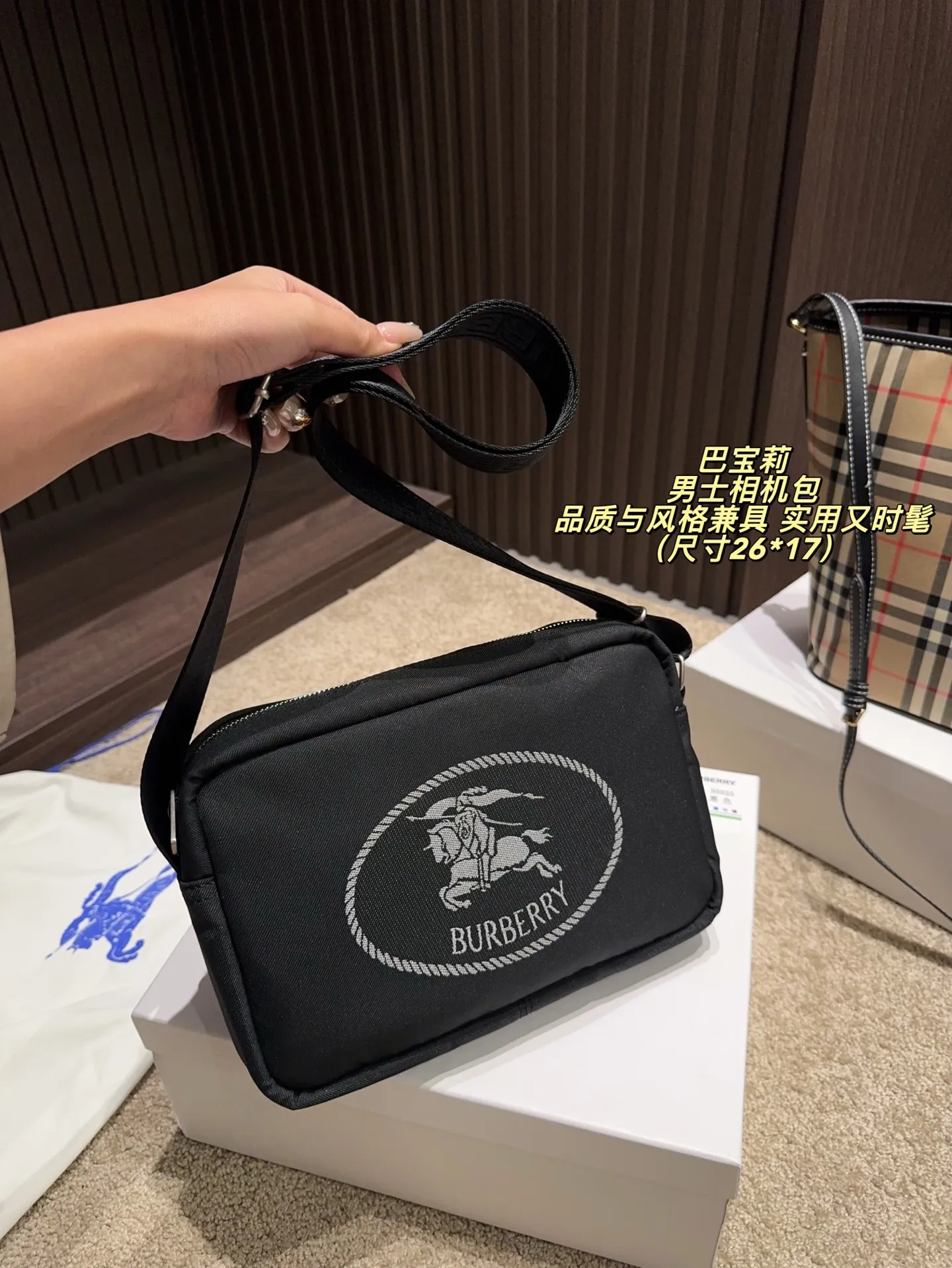 P160配盒⚠️尺寸26*17 Burberry 巴宝莉 男士相机包 黑色尼龙材质+战马刺绣,英伦风满满!双隔层设计,收纳超方便。肩带可调节,斜挎or手提都OK,通勤、旅行都能轻松驾驱。尼龙轻便耐用,日常出门无压力,实用又时髦,是Burberry经典系列,品质与风格兼具,超适合追求质感的你!