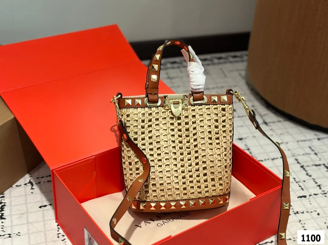 P175 配折叠盒子 Valentino 华伦天奴编织包24春夏浓浓的度假风，却也适合日常觉得这样的包包得有一个，毕竟，海浪、沙滩，没人想拒绝# 尺寸：16 18.5