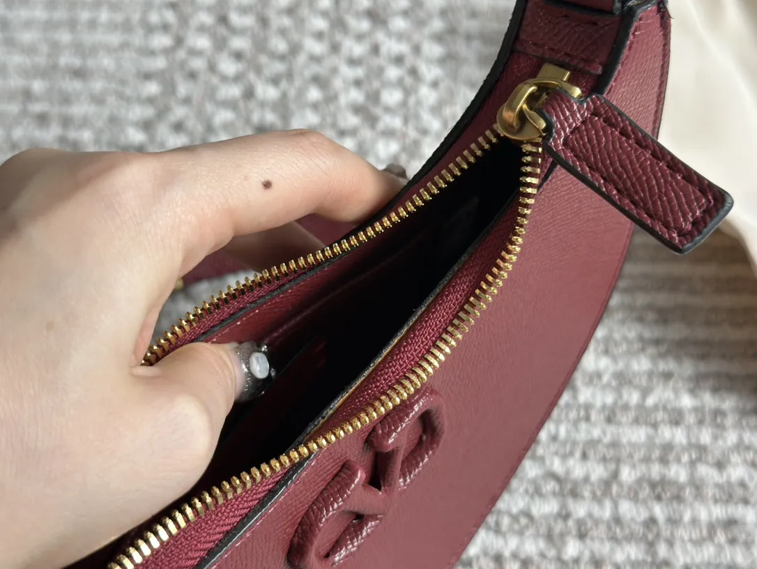 P175 折叠礼盒 Valentino 华伦天奴Loco 绝美仙女必备 也太好看了叭 手提单肩包 解锁时尚魅力 可盐可甜 整条街最靓的女孩 尺寸 20 13cm