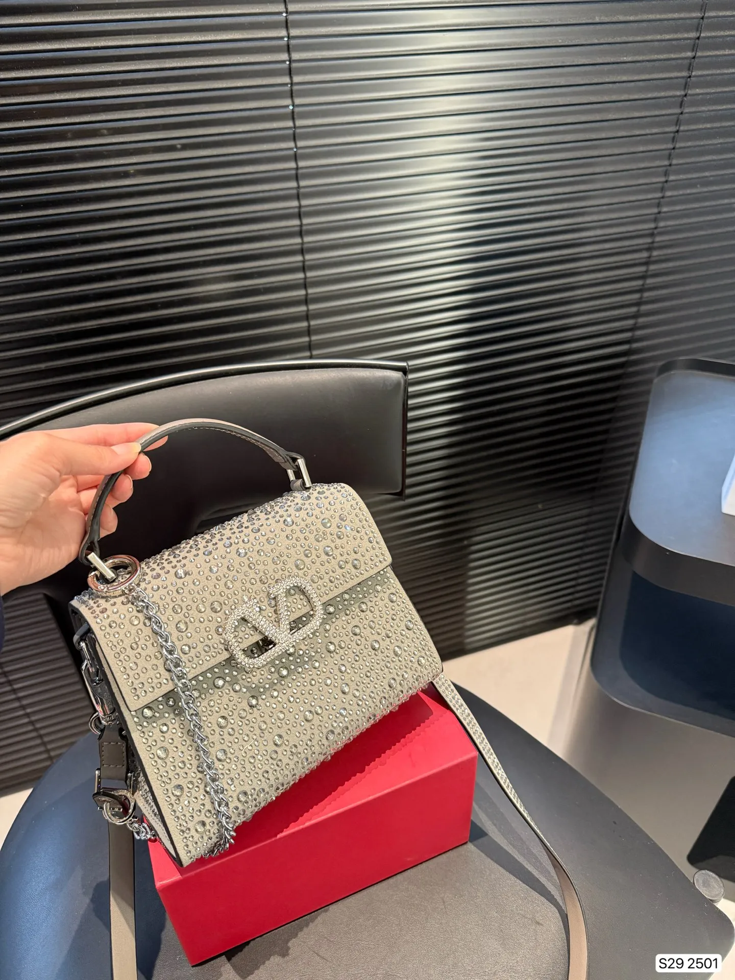 P195 配折叠盒子 valentino vsling 满钻托特包 华伦天奴一款手提包,连接肩带的话,可以作为单肩包 或斜挎包使用 包包正面的V标华伦天奴特有的标志 高级感 时髦 good #华伦天奴尺寸:19 14 货号2501