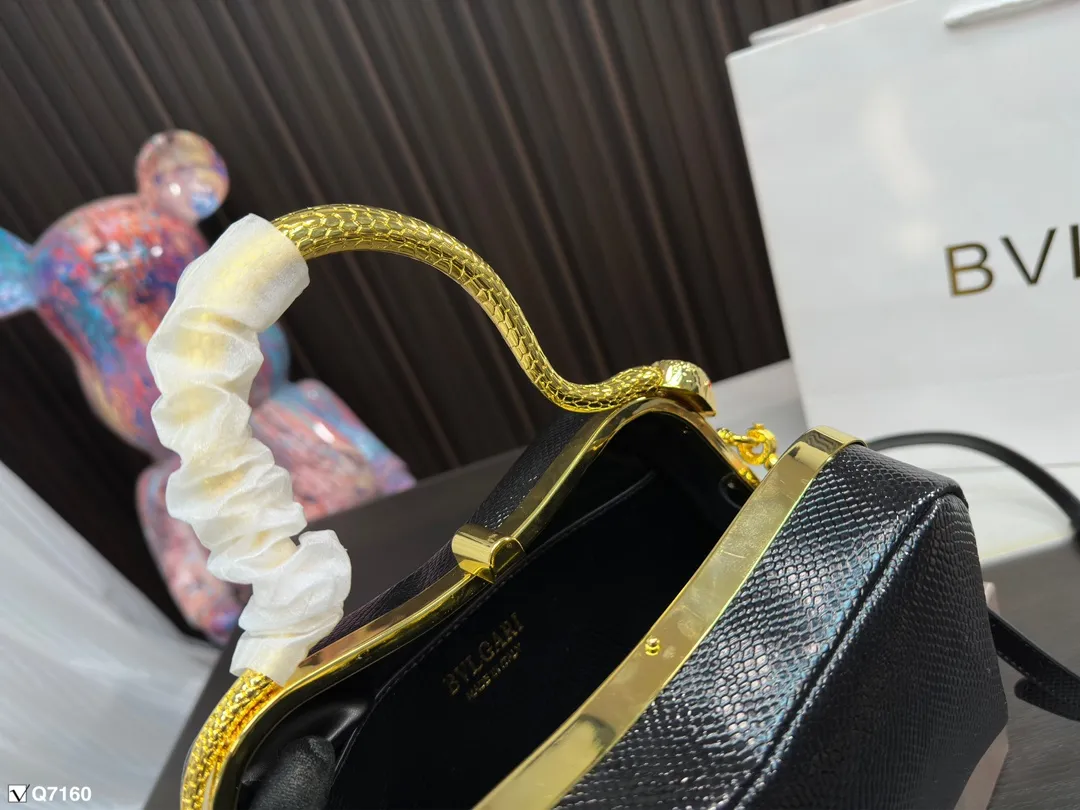 💰145 配盒子 宝格丽 新款 让整个包更立体,无论何时何地都像一个工艺品的存在,适合出席重要的场合,晚宴Party 之类的 尺寸:27 14cm