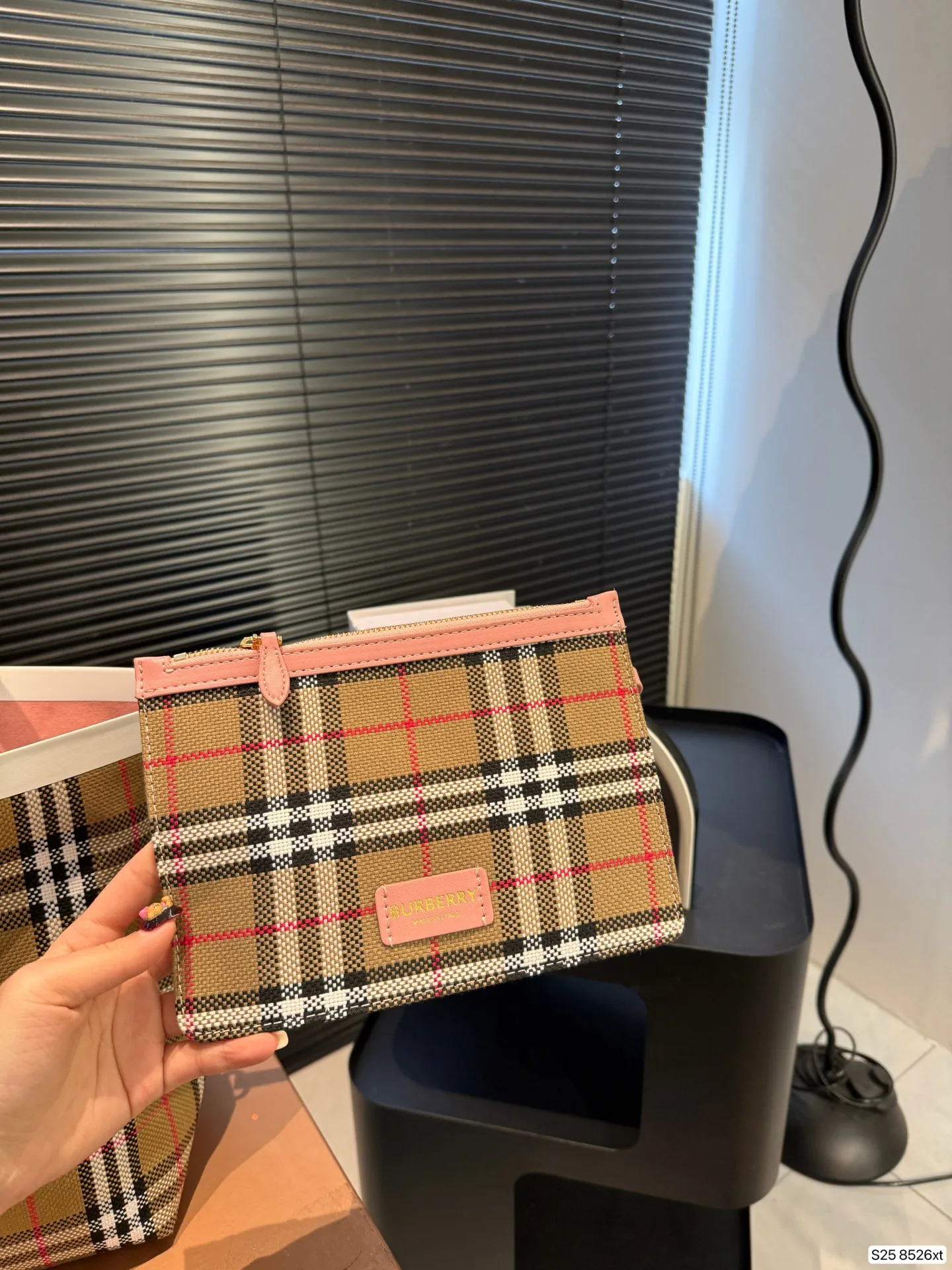 P175 配盒子Burberry 经典格纹包包 这样的经典格纹,就算没有logo,也能够一眼辨别出来它是Burberry! 高级感真是无法拒绝 超大容量的托特包耐用又能装~ 尺寸34 29 货号8526