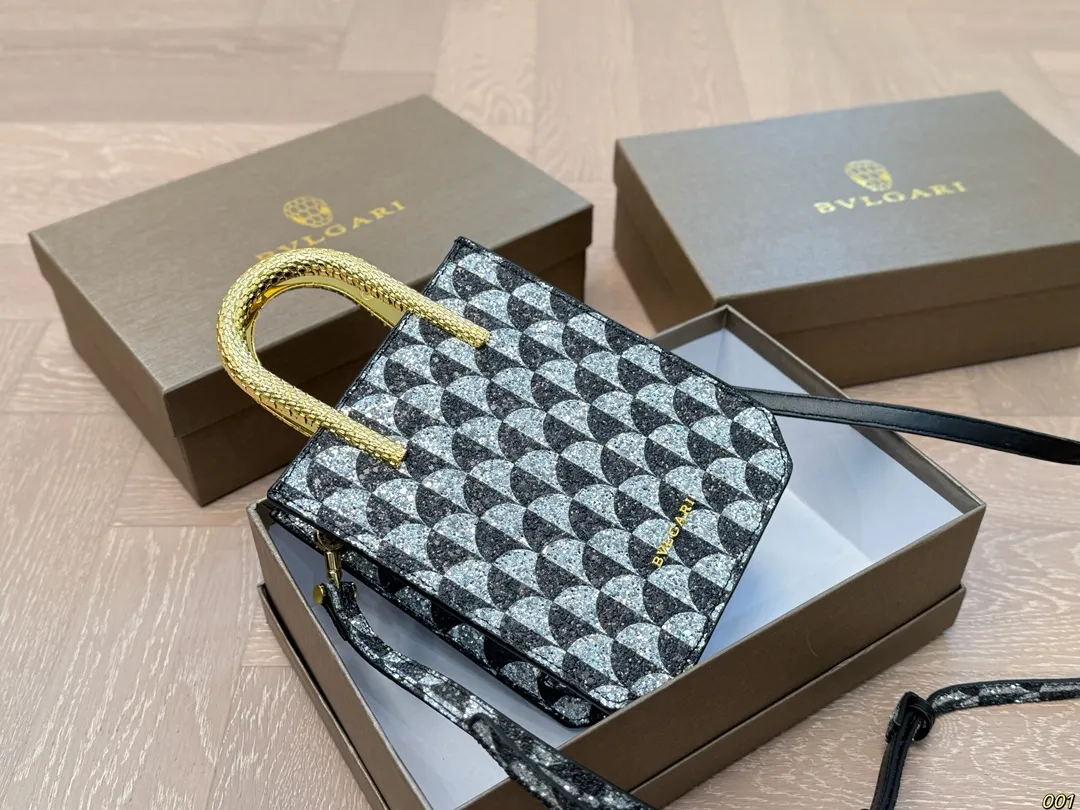¥145配盒 宝格丽 Bvlgari蛇头包 ⚠️顶级原单 不愧是开挂般的存在 包身轻便 百搭 给予满满的高级感 尺寸16 19