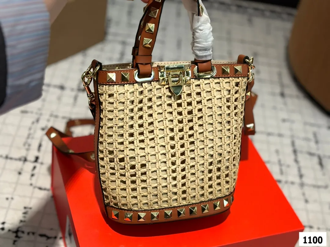 P175 配折叠盒子 Valentino 华伦天奴编织包24春夏浓浓的度假风,却也适合日常觉得这样的包包得有一个,毕竟,海浪、沙滩,没人想拒绝# 尺寸:16 18.5