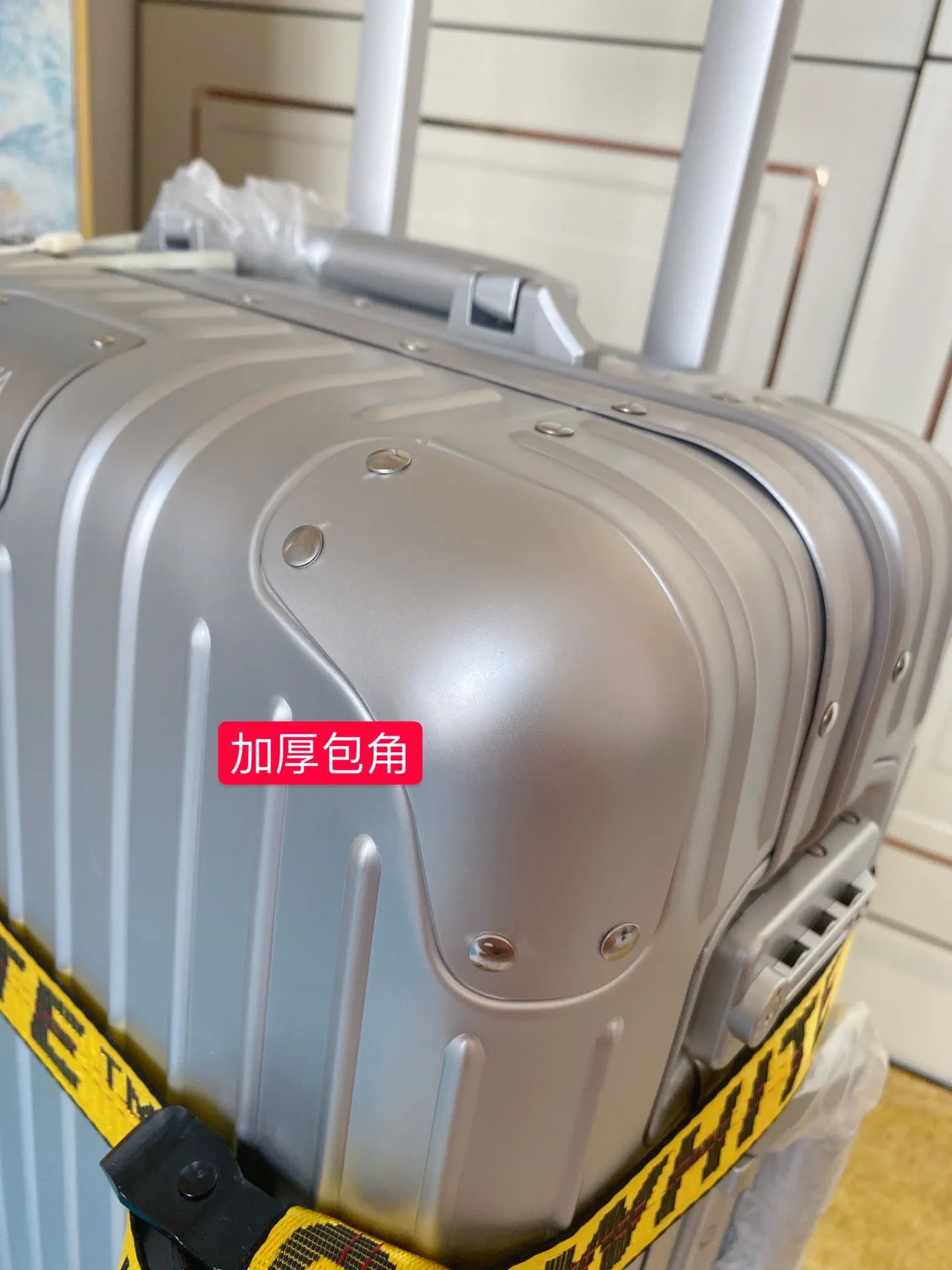 Rimowa日默瓦全铝镁合金拉箱 Original 925系列 全新顶级925系终于来啦!!高端阳极氧化铝秒杀市面一切通货!专柜随意对比👍 无可挑剔的RIMOWA Original被认为是有史以来最具标志性的行李箱设计之一。新款925 全新LOGO一体标,镁铝合金材料及顶级雕刻工艺,logo变得更大更高级 🧐从质感及视觉效果上都非常完美.线条纹理清晰.凹凸质感更强烈,内里颜色统一更替,万向轮logo也改成新的大M标志.高端阳极氧化铝经典款,经久耐用.工艺和创新都是无与伦比的典范.R家本次大动作 你get✅到了吗? ⭐️颜色:银色、黑色、钛金、 ⭐️尺寸:21-22-26-30寸