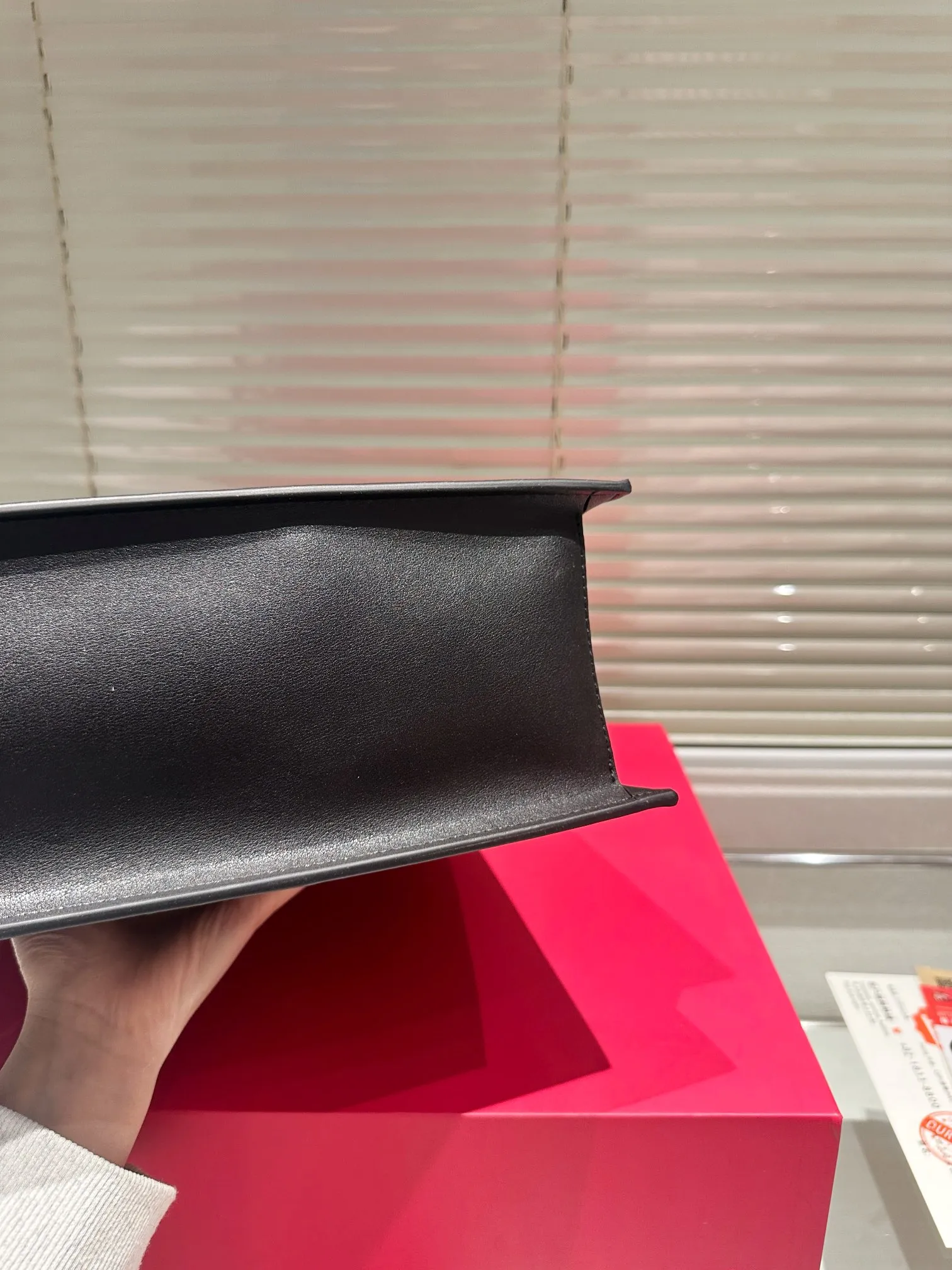 P190 配礼盒🎁 华伦天奴VALENTINO女士 托特包 Valentino Letter Bag 来自Valentino 的信袋。新赛季刚刚到来。 尺寸 31.27