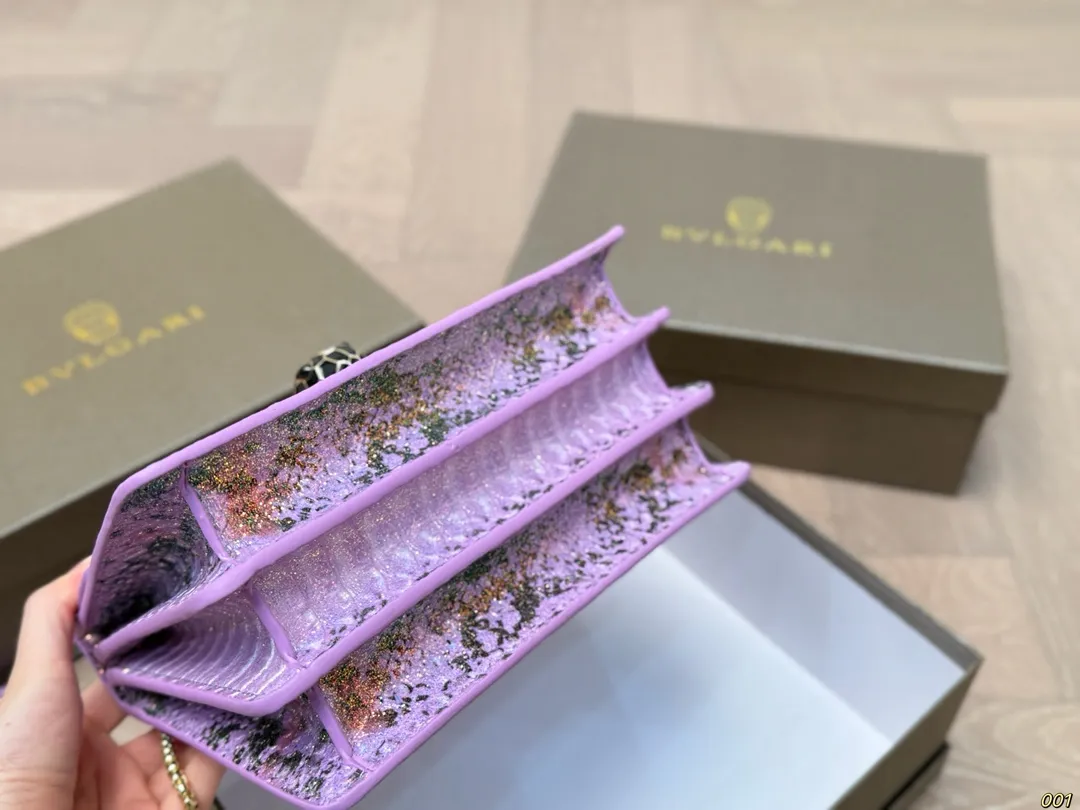 ¥150配盒 宝格丽 Bvlgari蛇头包 ⚠️顶级原单 不愧是开挂般的存在 包身轻便 百搭 给予满满的高级感 尺寸21 16