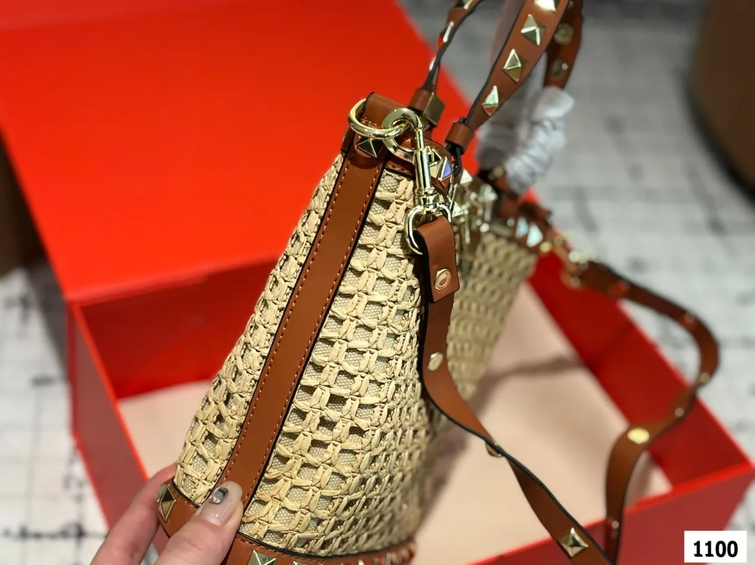 P175 配折叠盒子 Valentino 华伦天奴编织包24春夏浓浓的度假风,却也适合日常觉得这样的包包得有一个,毕竟,海浪、沙滩,没人想拒绝# 尺寸:16 18.5