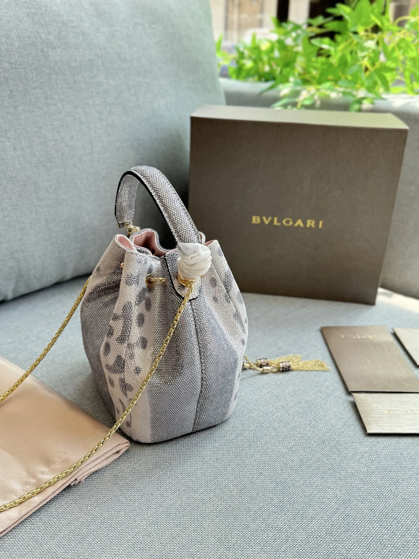 💰240 折叠盒 size：16&times;19 BVLGARI宝格丽 SERPENTI FOREVER系列 蛇头抽绳扣 水蛇纹 水桶包单肩斜挎包 细节处理的精致程度令人惊叹。 立刻感受到了它的优雅和卓越。 线条流畅且美观，让人爱不释手。