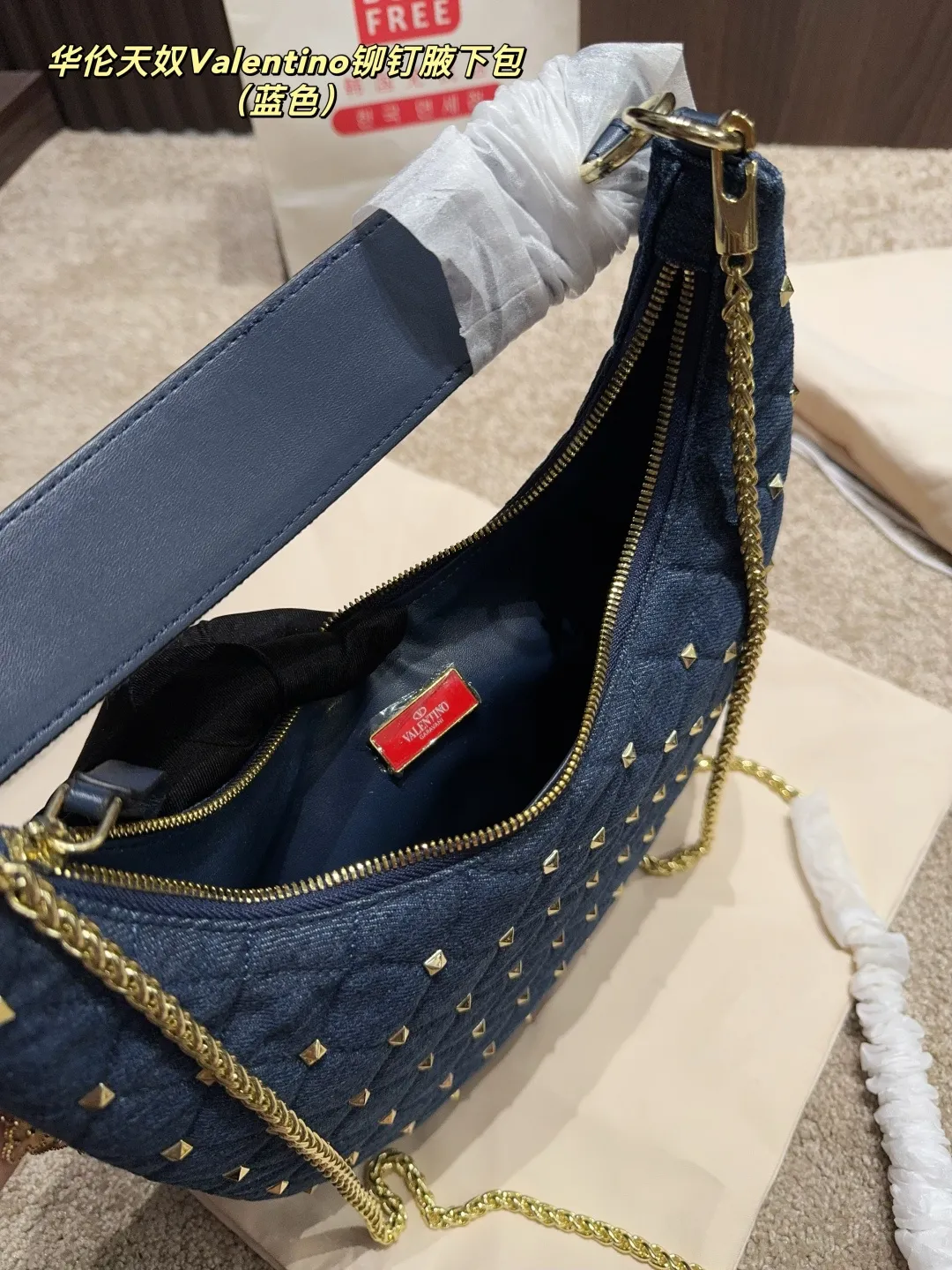 p160配折叠盒⚠️尺寸16.19 华伦天奴Valentino铆钉腋下包 超经典的华伦天奴铆钉包，永不过时的时尚单品！💖每一款都超美，经典百搭，时尚度满分～✨
