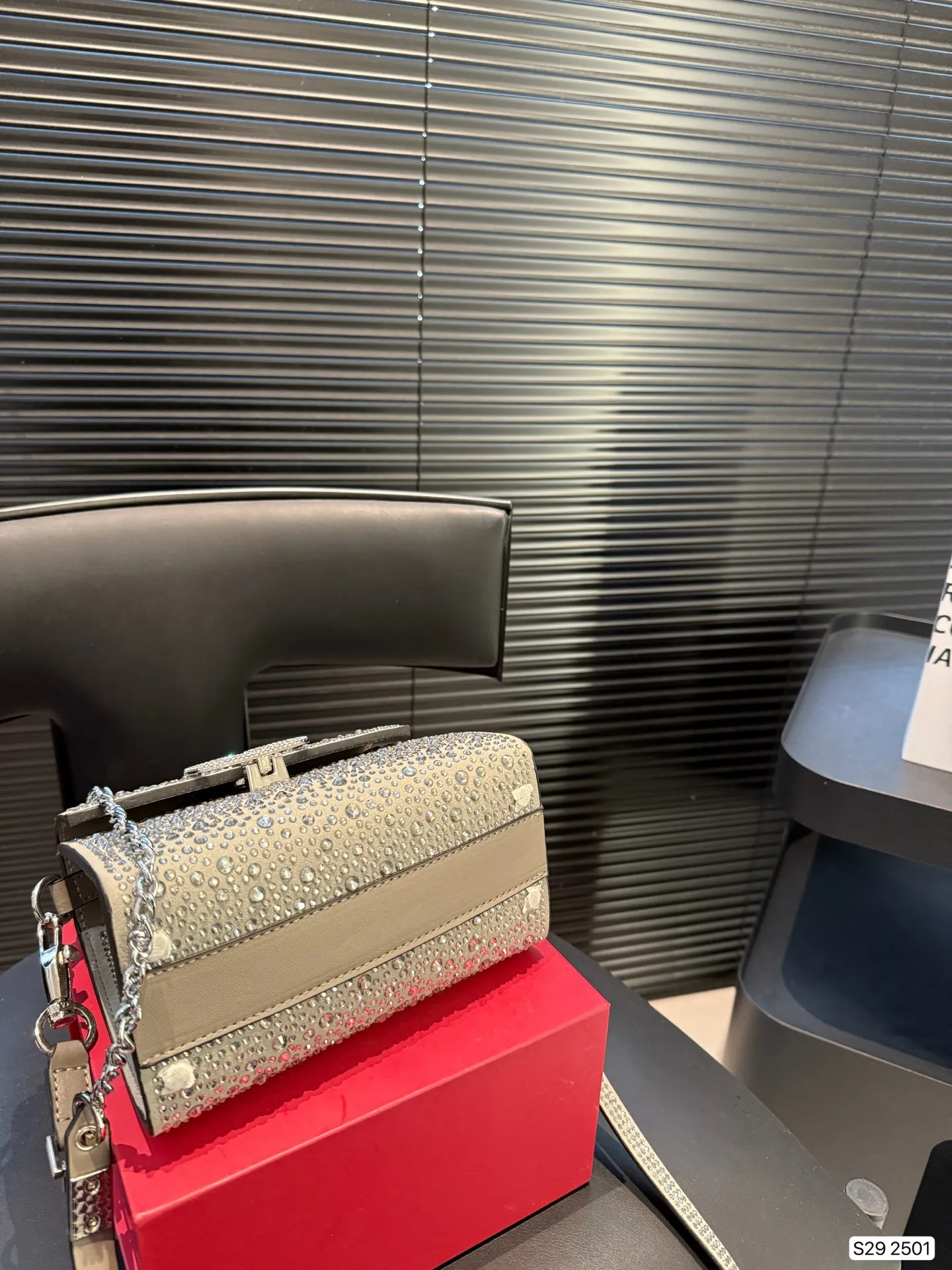 P195 配折叠盒子 valentino vsling 满钻托特包 华伦天奴一款手提包，连接肩带的话，可以作为单肩包 或斜挎包使用 包包正面的V标华伦天奴特有的标志 高级感 时髦 good #华伦天奴尺寸：19 14 货号2501