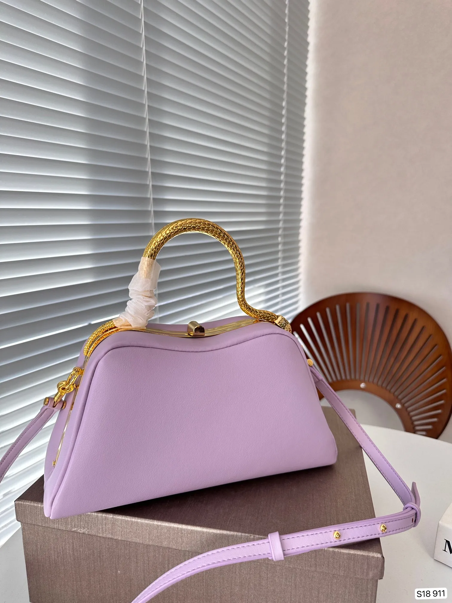 P140 配盒子 酷女孩必备单品甲宝格丽蛇头包 哇塞~这金属蛇形手柄高级感满满 拽拽的金色搭配, 既可手提也可肩背、斜挎 神秘而又酷炫,让人着迷 尺寸:28 14 货号911