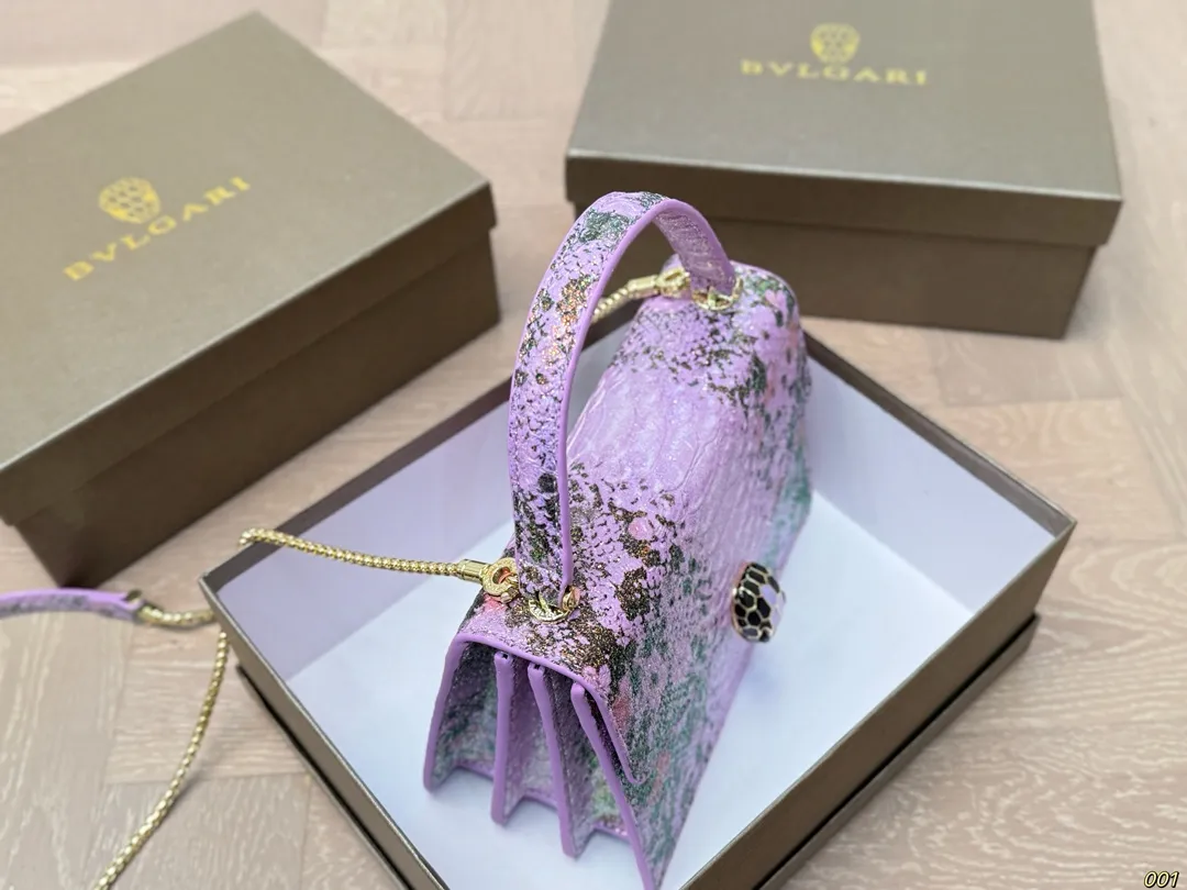 ¥150配盒 宝格丽 Bvlgari蛇头包 ⚠️顶级原单 不愧是开挂般的存在 包身轻便 百搭 给予满满的高级感 尺寸21 16