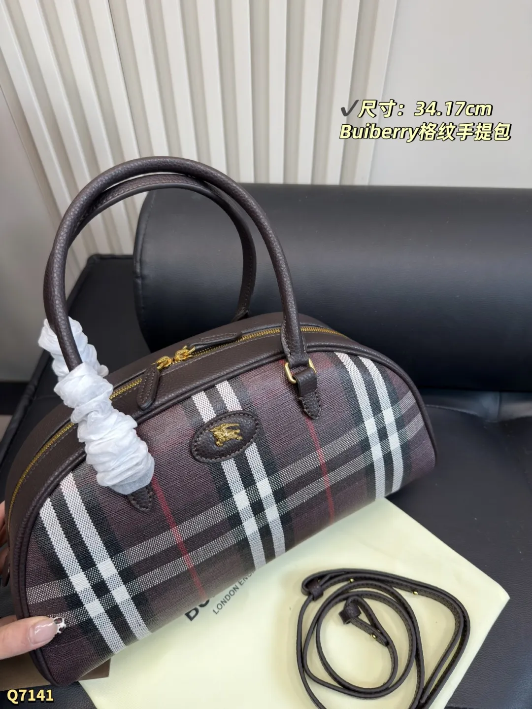 💰180 配折叠盒 尺寸:34.17cm Burberry Highlands保龄球包,经典格纹设计,棉麻混纺+小牛皮饰边,英伦风满满。包身有骑士印章,灵感来自1980年代典藏图案。配可拆卸肩带,手提斜挎都OK!涂层工艺提升耐用性,日常通勤或休闲出行都超适合,实用又时髦凸。