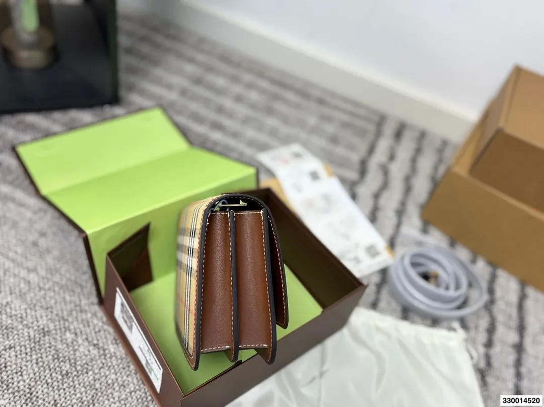 p170 配礼盒 Burberry巴宝莉TB金扣豆腐包 白色超美太适合春夏了 尺寸22.15