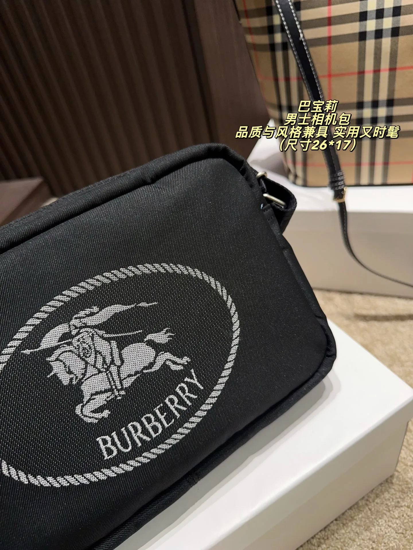 P160配盒⚠️尺寸26*17 Burberry 巴宝莉 男士相机包 黑色尼龙材质＋战马刺绣，英伦风满满！双隔层设计，收纳超方便。肩带可调节，斜挎or手提都OK，通勤、旅行都能轻松驾驱。尼龙轻便耐用，日常出门无压力，实用又时髦，是Burberry经典系列，品质与风格兼具，超适合追求质感的你！