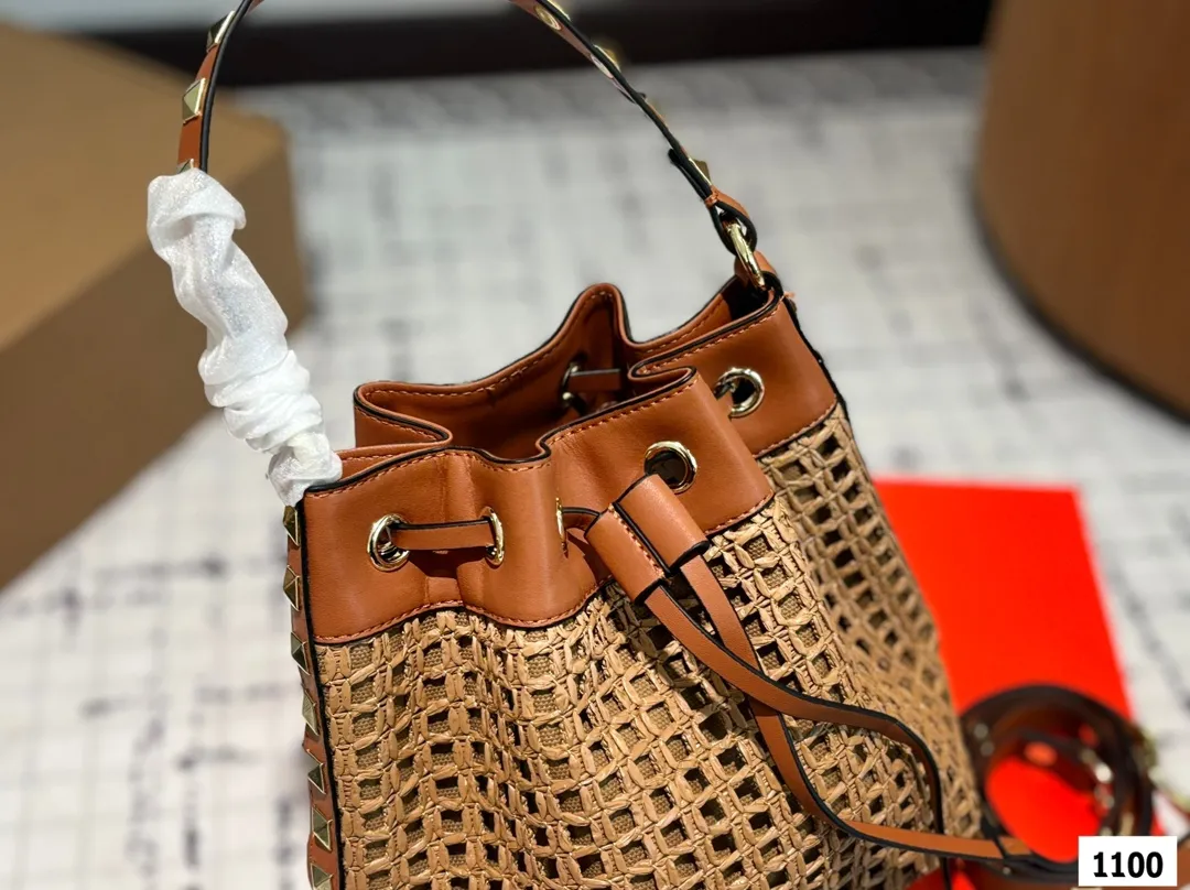 P185 配折叠盒子 Valentino 华伦天奴编织包24春夏浓浓的度假风，却也适合日常觉得这样的包包得有一个，毕竟，海浪、沙滩，没人想拒绝# 尺寸：18 20