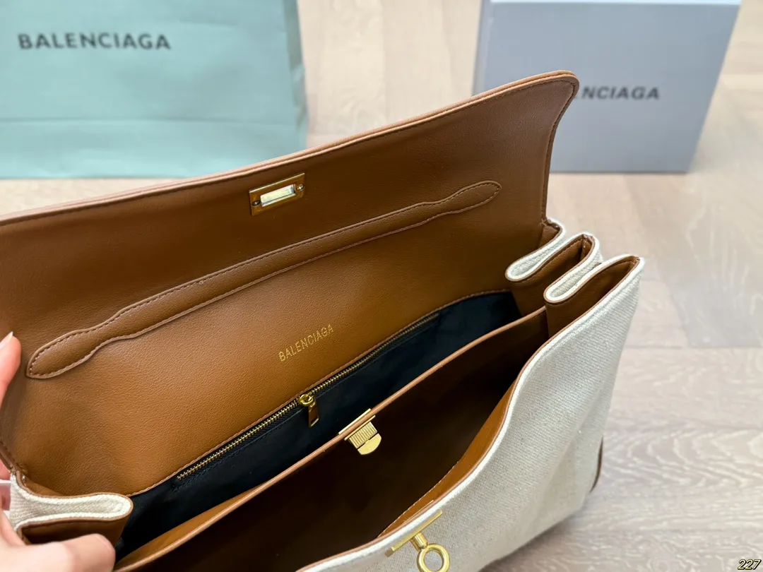 ¥175/¥170配盒 Balenciaga巴黎世家新款 任何风格都可轻松驾驭 适合日常 旅游 出行 集美必备 尺寸:36 24/30 20