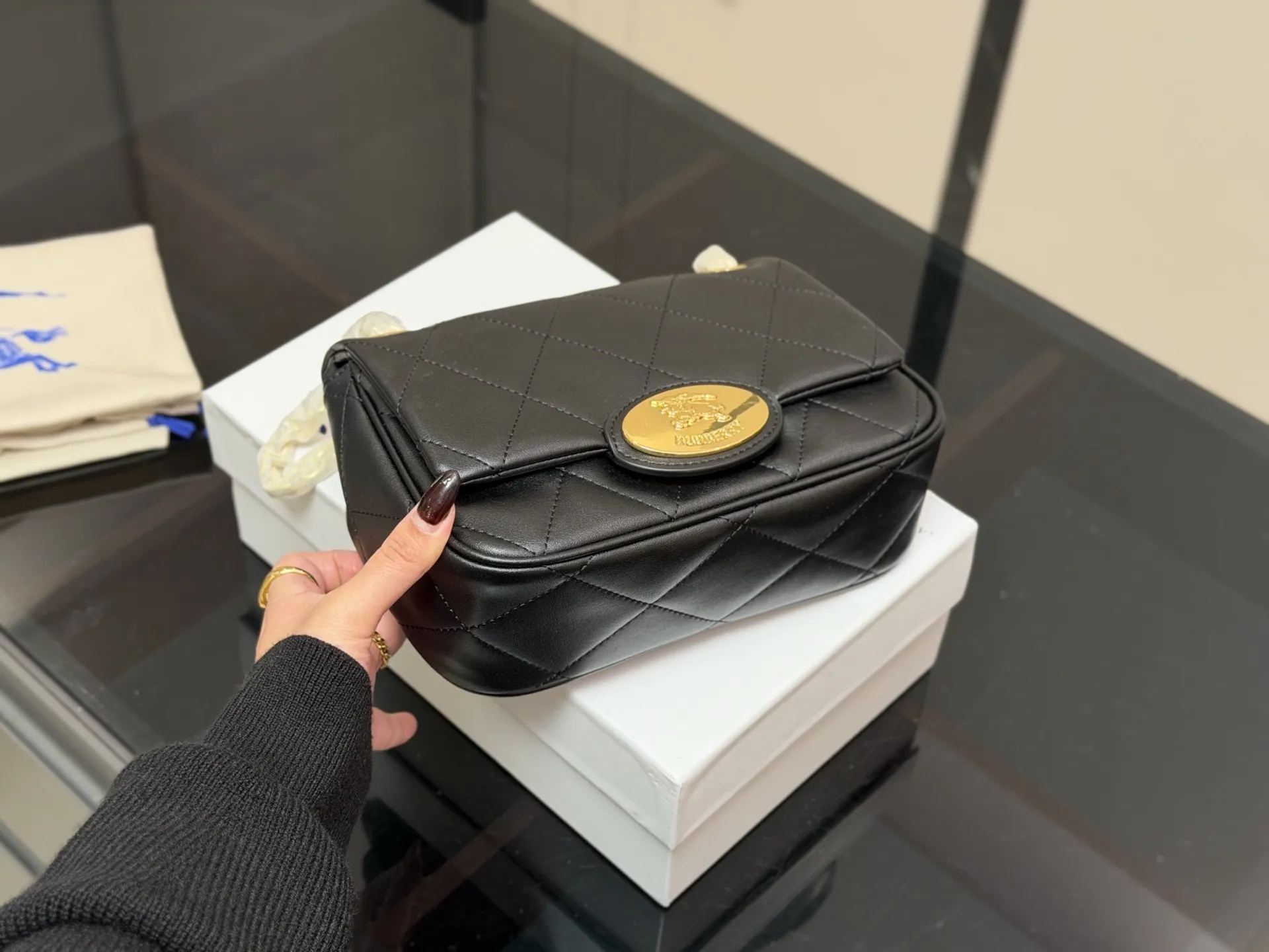 ¥190 配盒 size:23*17cm 巴宝莉Lola 新品链条包 皮质加上珩缝工艺 写满了高级! 和我的基础款怎么搭都好看!