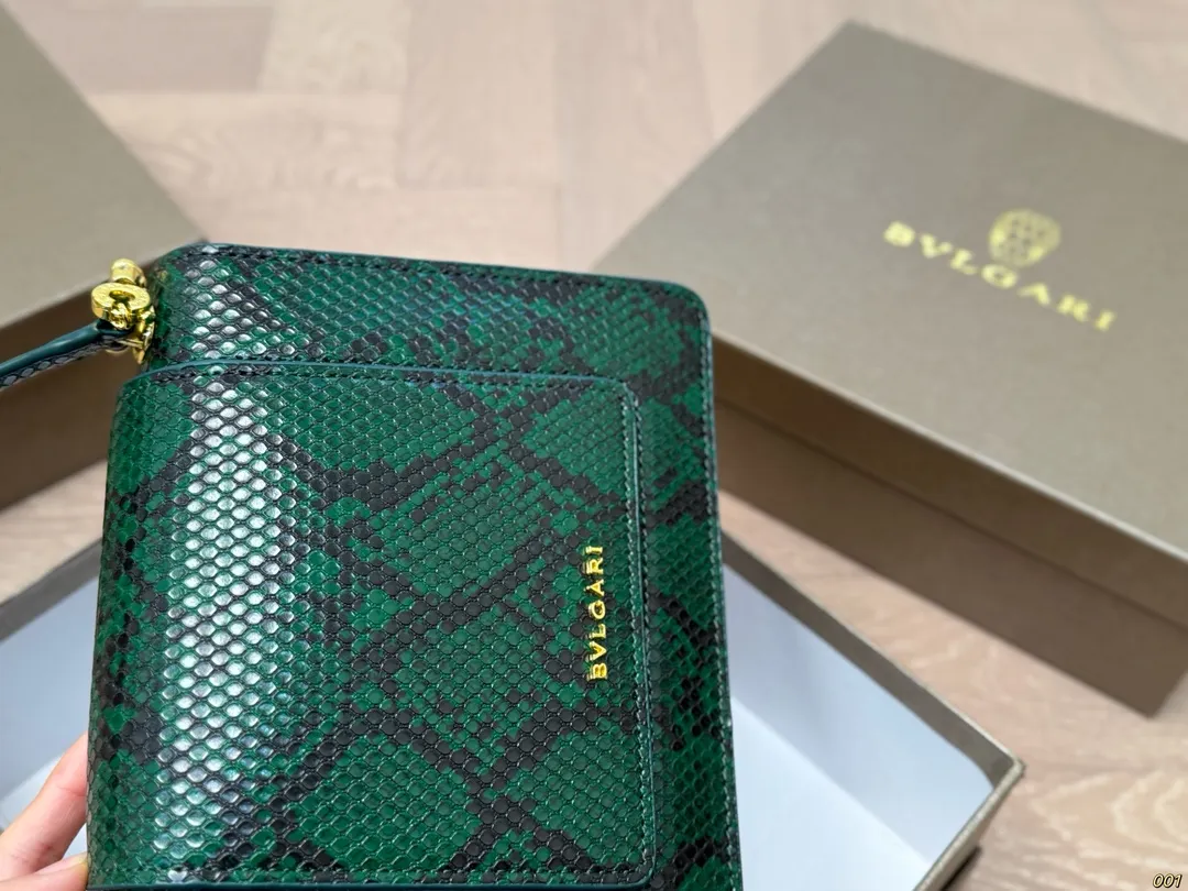 ¥150配盒 宝格丽 Bvlgari蛇头包 ⚠️顶级原单 不愧是开挂般的存在 包身轻便 百搭 给予满满的高级感 尺寸21 15