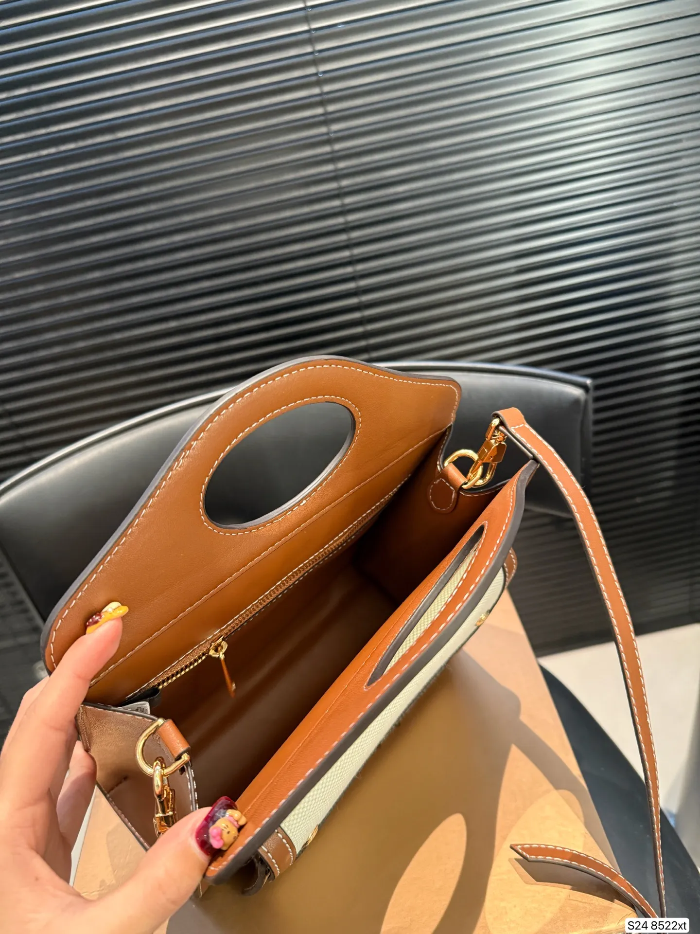 P170 配折叠盒 这款包包算是Burberry家的爆款啦‼️白棕双拼，满满的复古文艺风，又有一种优雅的高级感，更是时尚达人明星街拍的常客了～ 尺寸23 22 货号8522