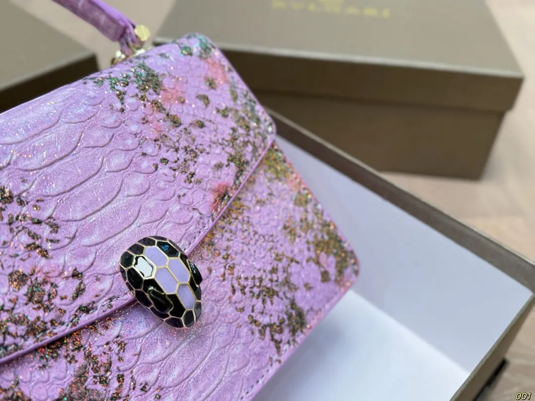 ¥150配盒 宝格丽 Bvlgari蛇头包 ⚠️顶级原单 不愧是开挂般的存在 包身轻便 百搭 给予满满的高级感 尺寸21 16