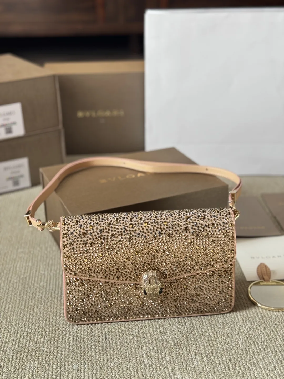 顶级原单 纯牛皮 p245 宝格丽Bvlgari 神仙合作款 Ss25限定系列 撞色新款 原版珐琅蛇头 A爆啦 原单品 Woc风琴包 内里原版隔断 [得意]可单肩可斜挎 万年不过时 专柜对版 彰显高级品味 如果女人衣柜里面没有一款宝格丽就称不上一个完美的女人❤️进口原版珐琅蛇头扣 五金扣好质感巨百搭，质量好到爆棚 版型油边超级牛[得意][得意]细节决定品质[玫瑰]尺寸：20 16cm