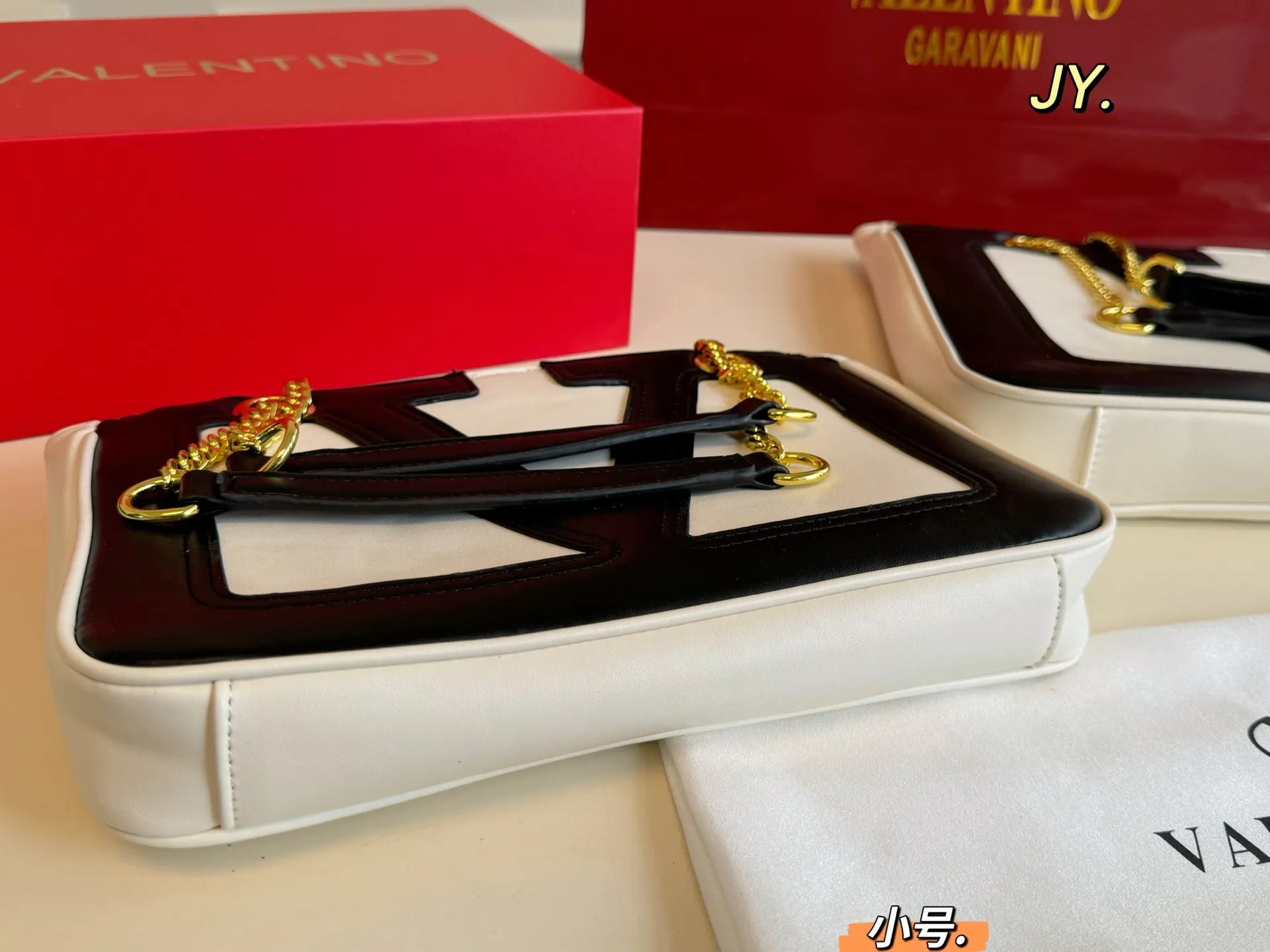 P135大号 P125小号（折叠盒） size：37&times;26大号 27&times;18小号 Valentino华伦天奴25 viva supestar 链条腋下包 醒目大logo，辨识度超高 吸睛有质感 高级感溢出来啦 这颜值上身很百搭的呦‼️