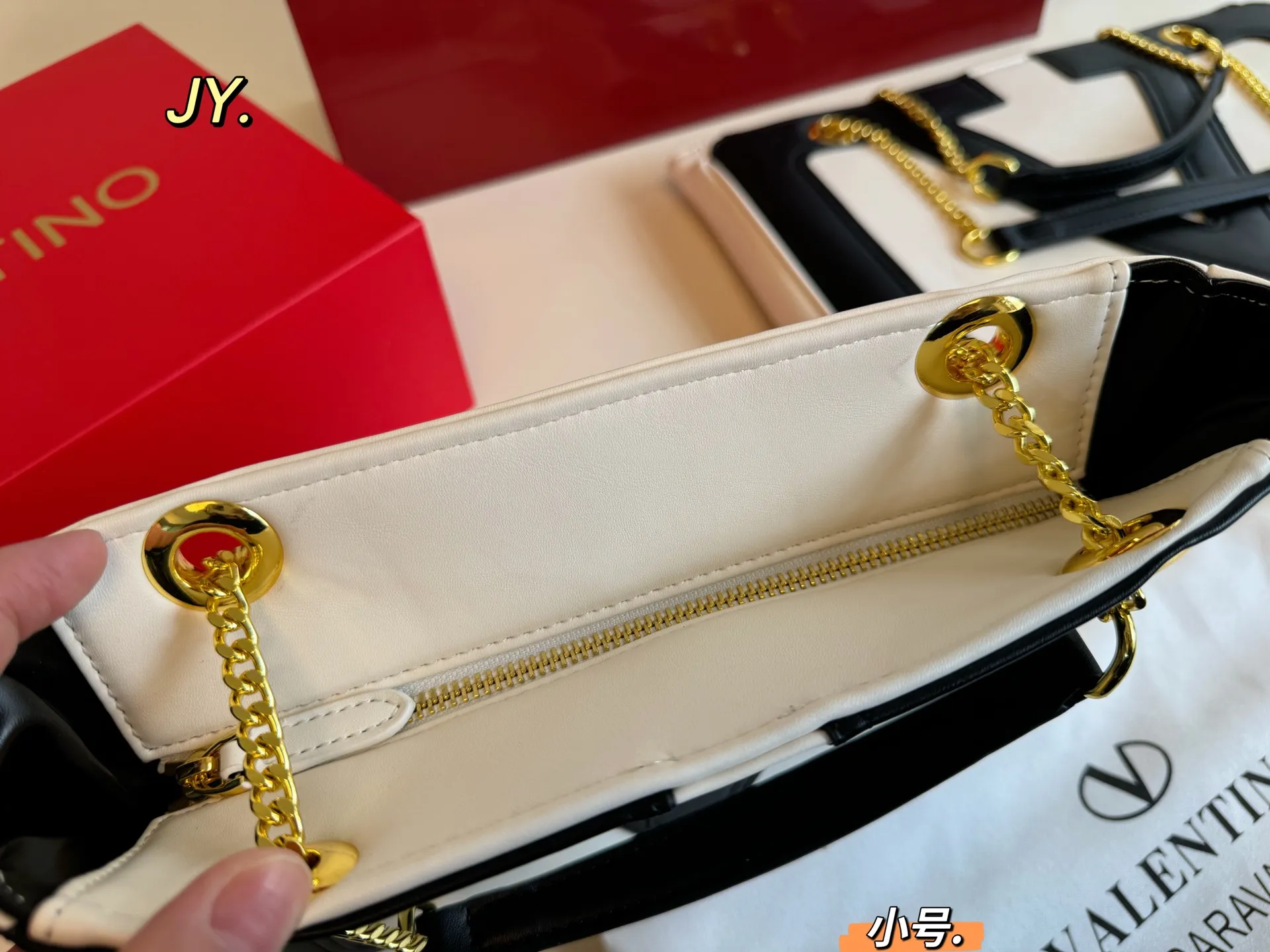 P135大号 P125小号(折叠盒) size:37×26大号 27×18小号 Valentino华伦天奴25 viva supestar 链条腋下包 醒目大logo,辨识度超高 吸睛有质感 高级感溢出来啦 这颜值上身很百搭的呦‼️