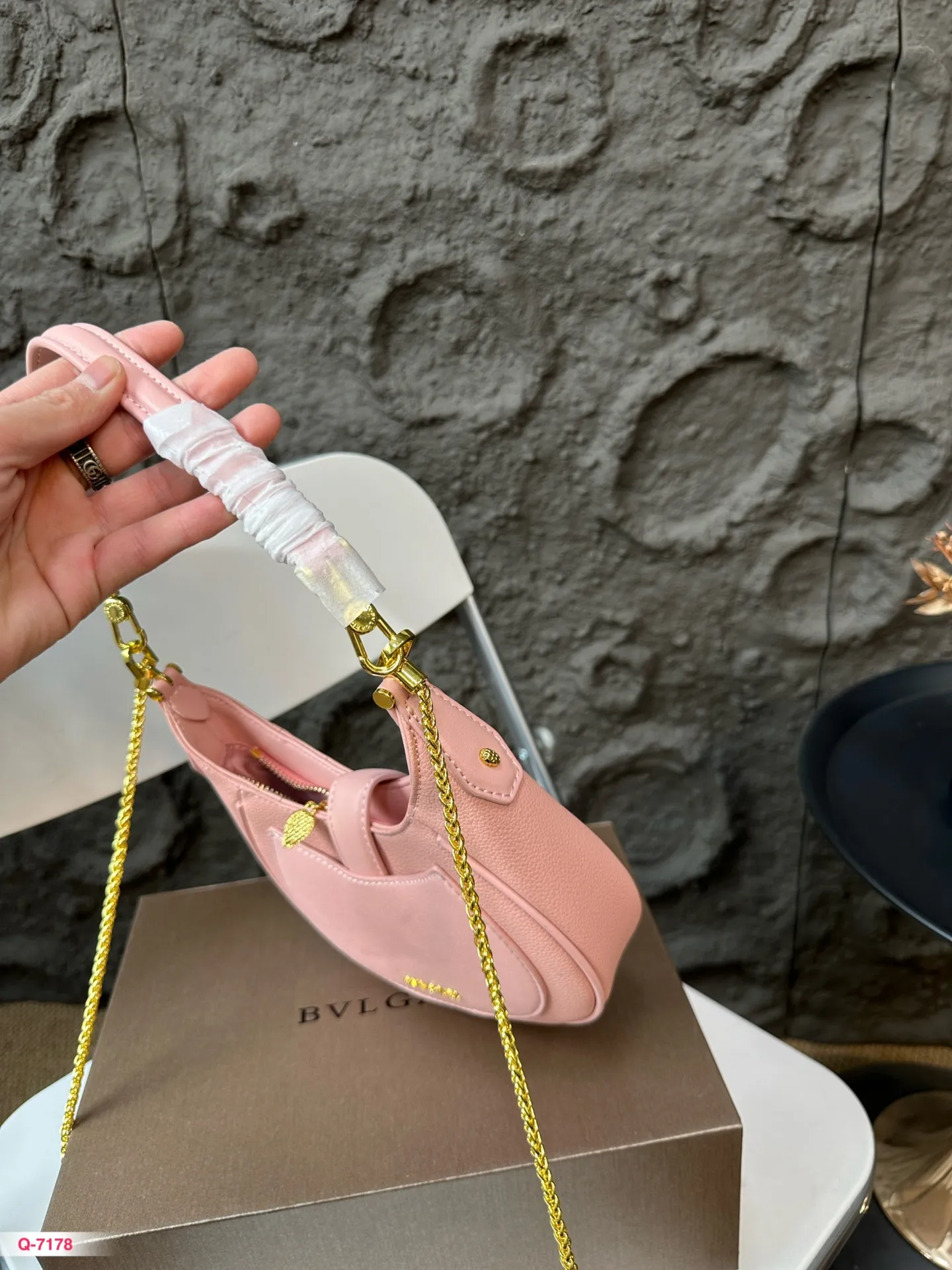 💰220 配折叠盒 宝格丽短肩带腋下背！荔枝纹牛皮金属长肩带可以斜挎！就算腋下包的风过去了还可以继续斜挎！摩登时髦简约！ 我个人非常喜欢的链条提手十 宽肩带设计，链条斜挎包也炒鸡可爱！鲜艳的配色！小小的个头！很难说不爱！尺寸19.14cm