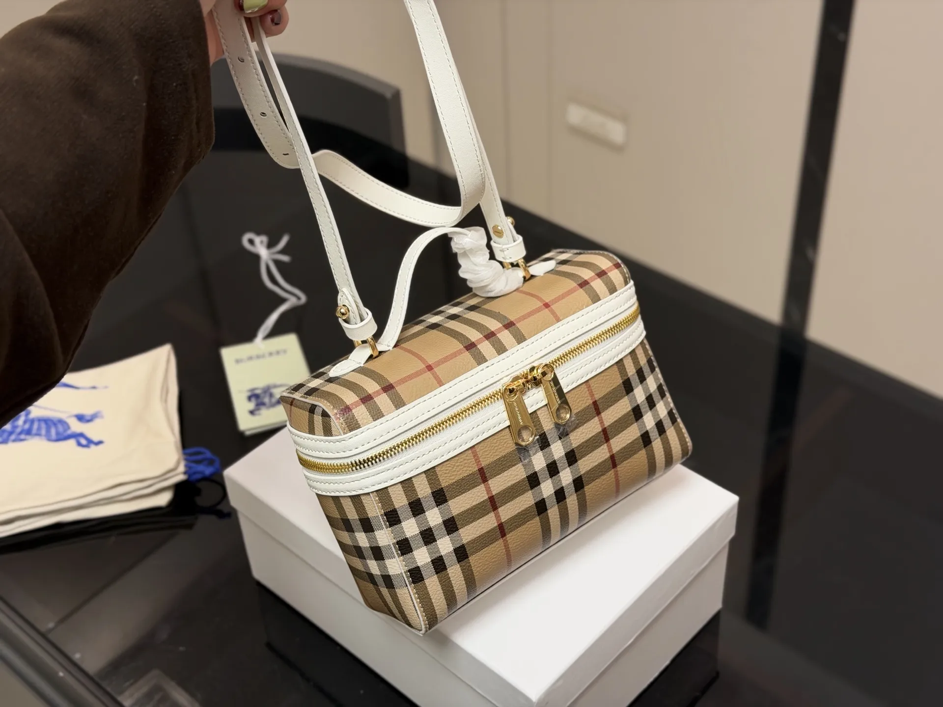 ¥170 配盒 size:20(底宽)*14cm(高) 巴宝莉LP小盒子包 性价比超高的一只格纹小盒子 真的好可爱呀 可甜可盐太可爱啦! 可以手拿可以肩背长度刚刚好